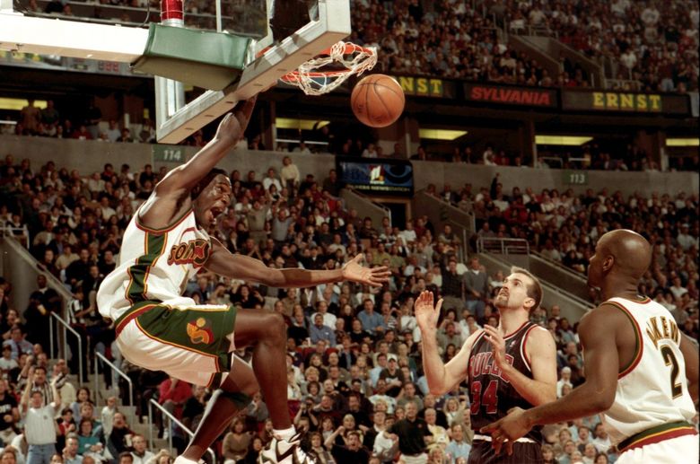Shawn Kemp of the Seattle SuperSonics looks to pass during the