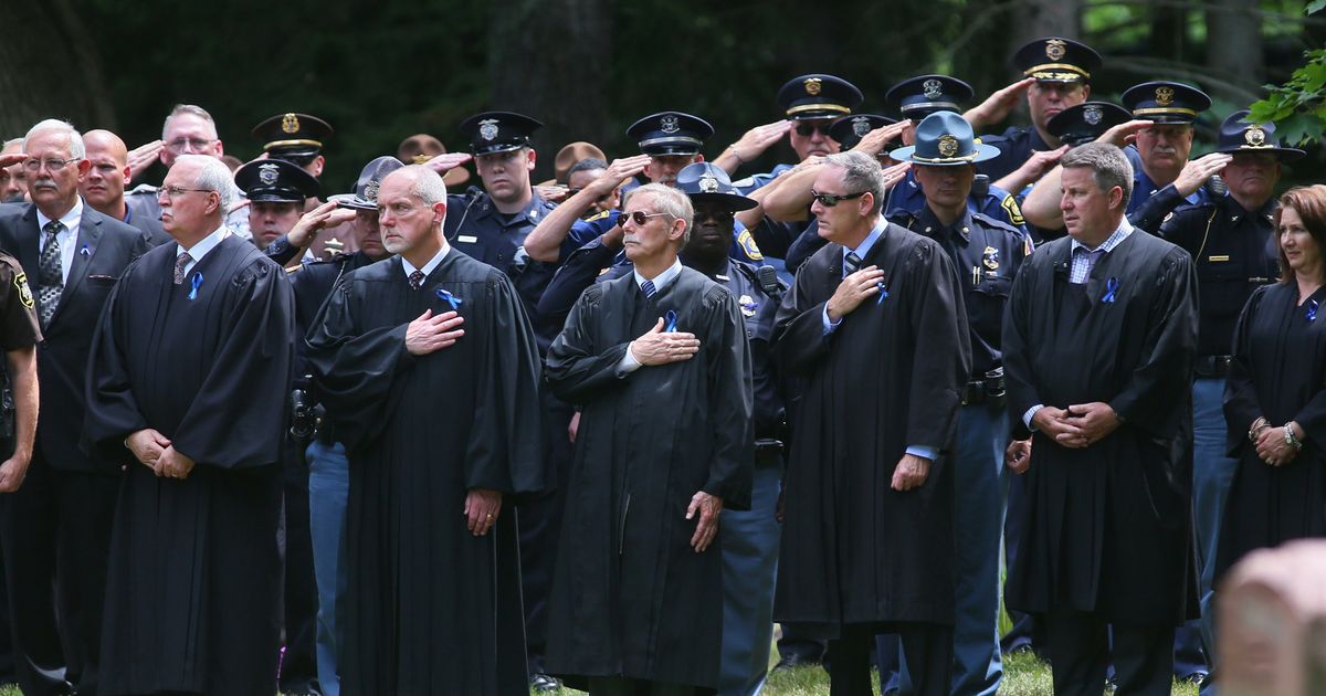 Funeral for Michigan bailiff killed at court draws hundreds The Funeral for Michigan bailiff killed at court draws hundreds The