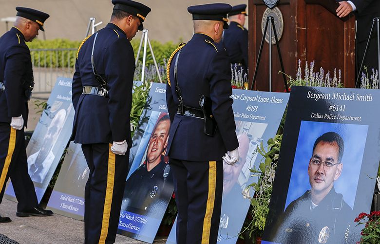 Obama Pays Tribute To Dallas Officers Shot In Racial Attack The Seattle Times 8016