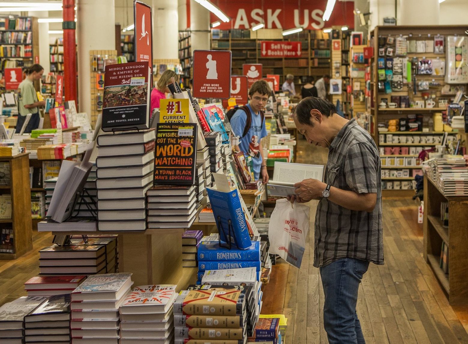 Is the Literary Hat the New Tote Bag? - The New York Times