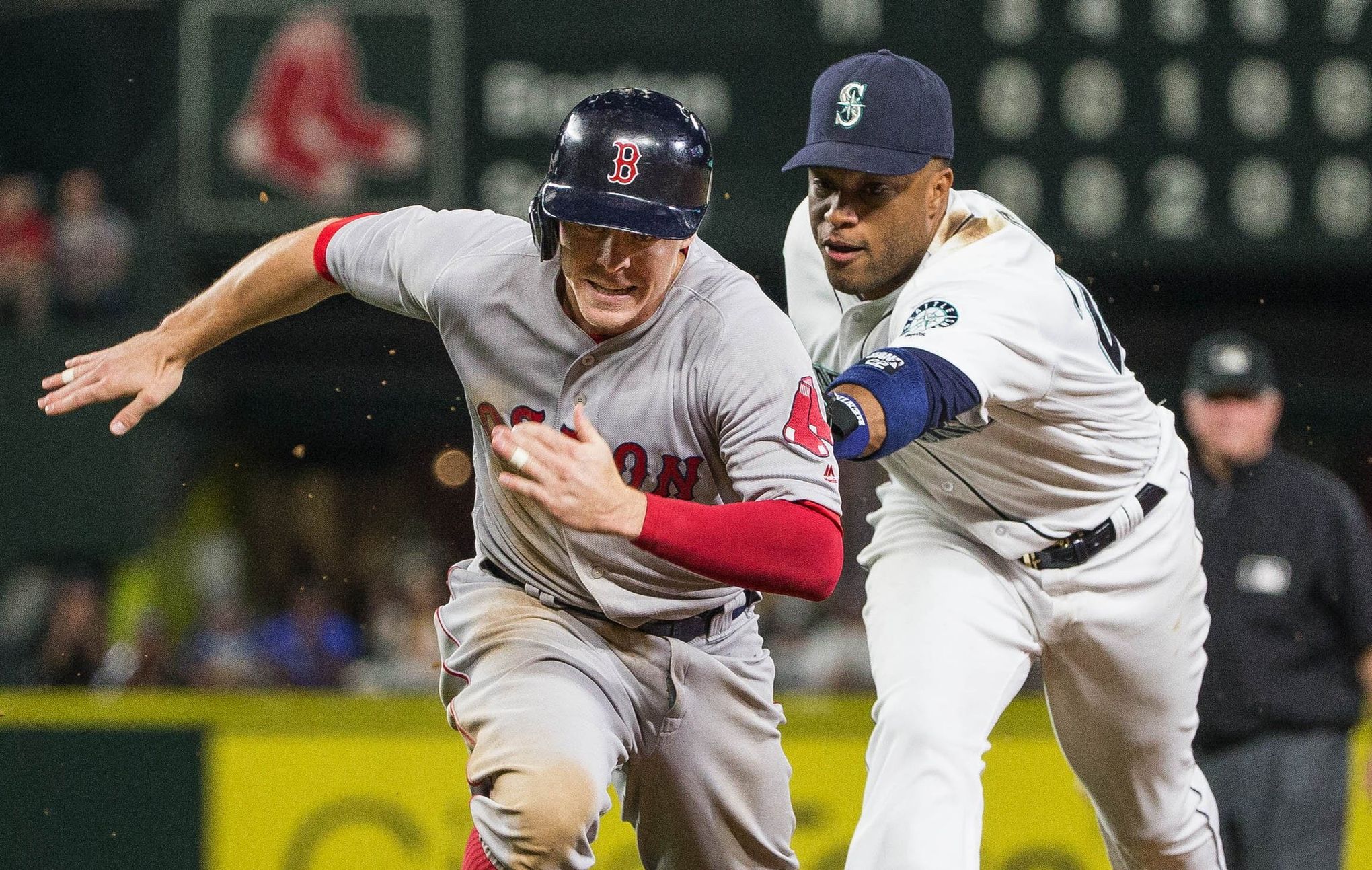 Mariners can't find their usual late-inning magic as playoff hopes