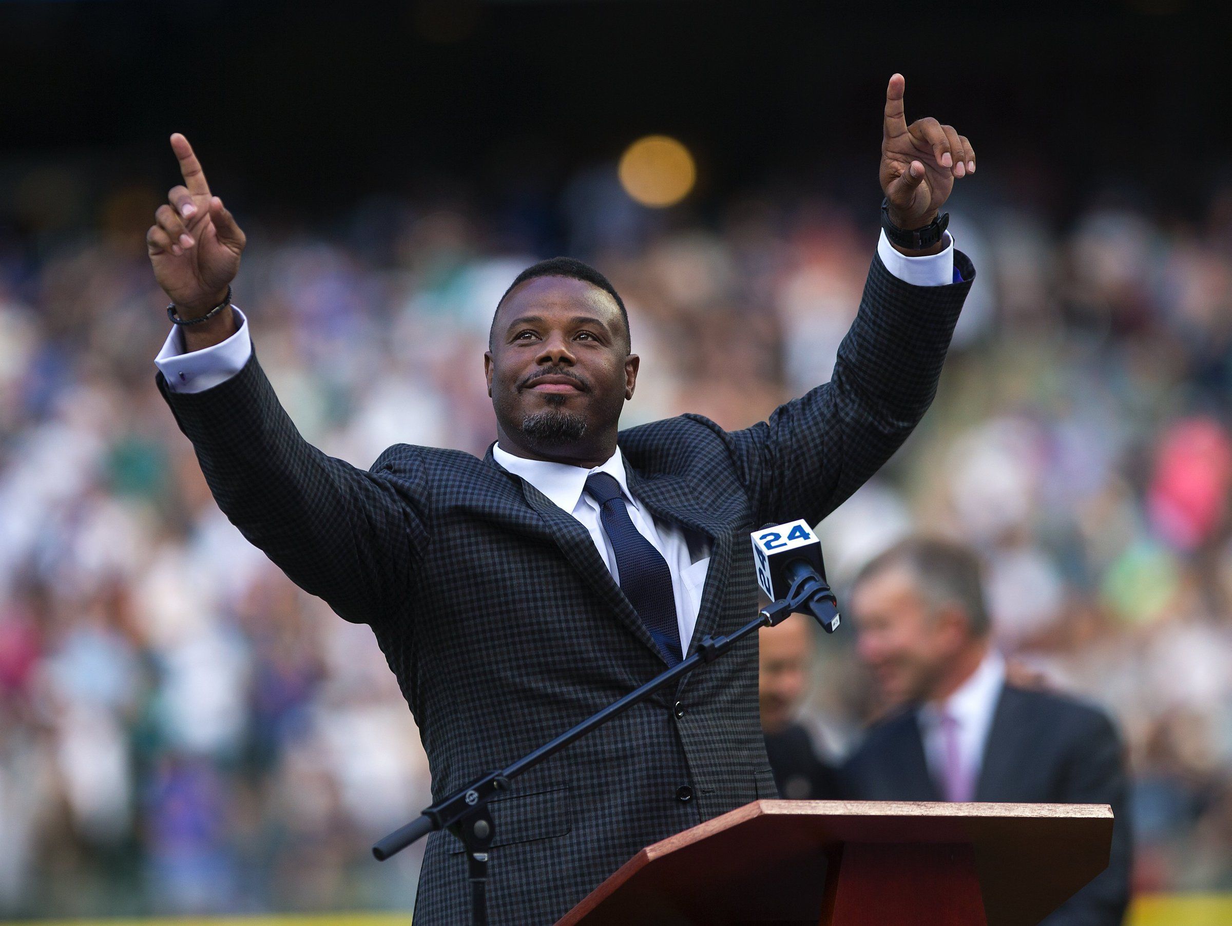 A Safeco Field packed with fans and all-time greats honor Mariners