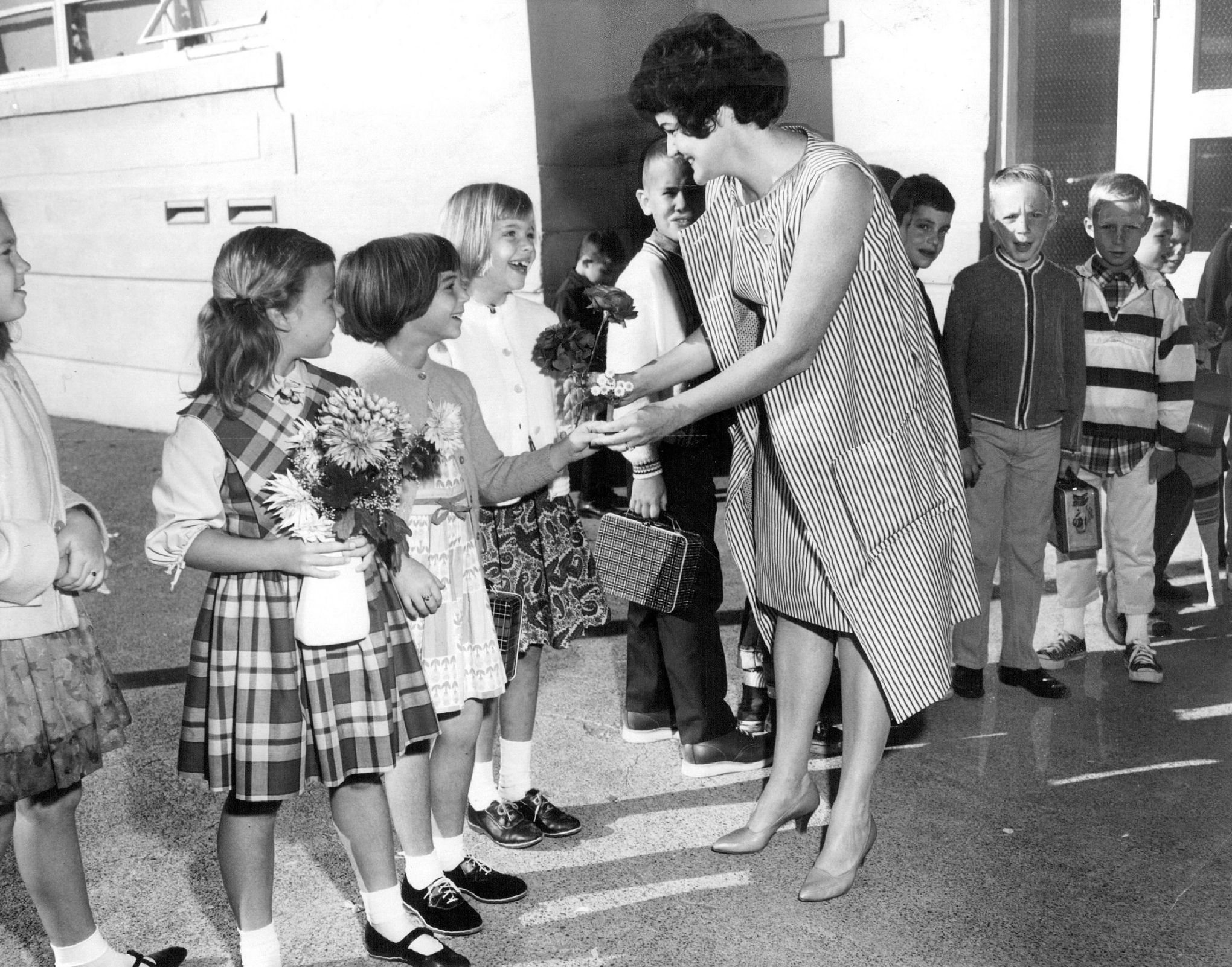 Vintage school girl. Панталоны в школе в шестидесятые. Шестидесятые у детей под юбкой. Панталончики в школе. School 60s.