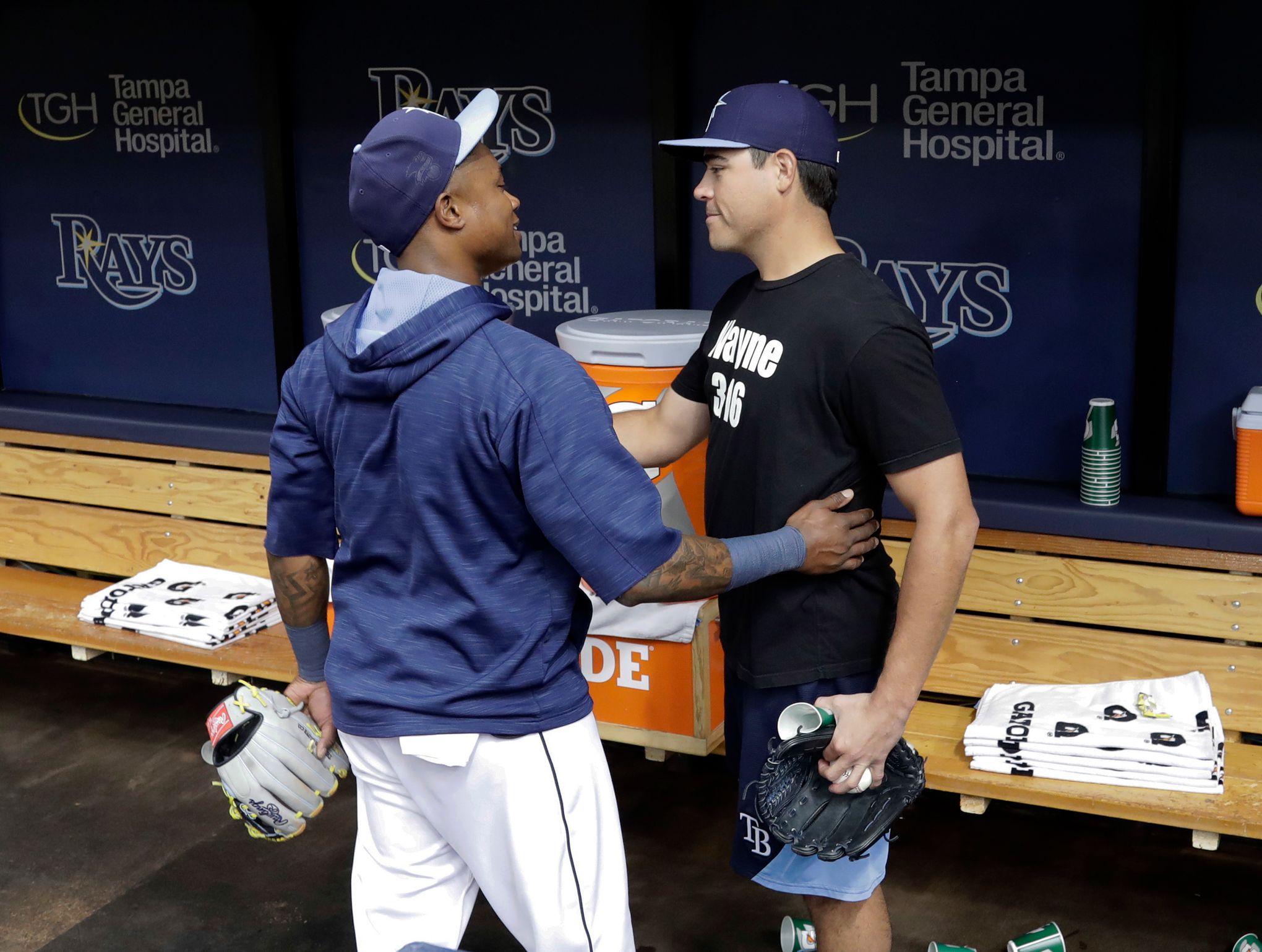 Rangers fortify bullpen with Aroldis Chapman trade