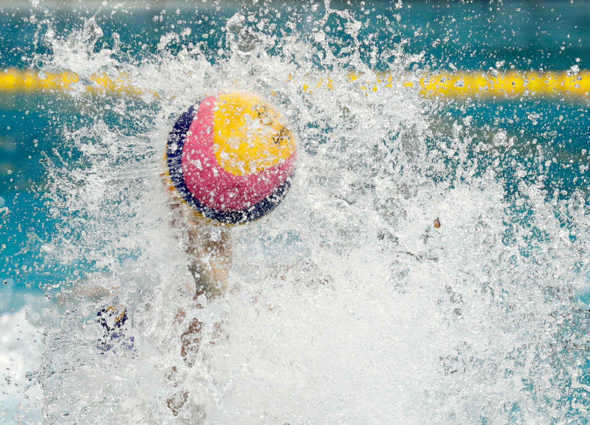 Water polo do play go. Мяч для водного поло. Водное поло фон. Тони Азеведо водное поло. Water Polo Player.