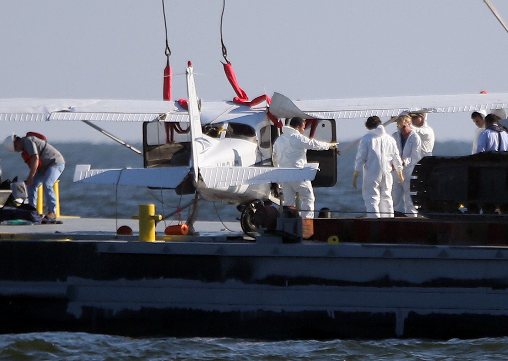 Crashed sightseeing plane pulled from lake near New Orleans The