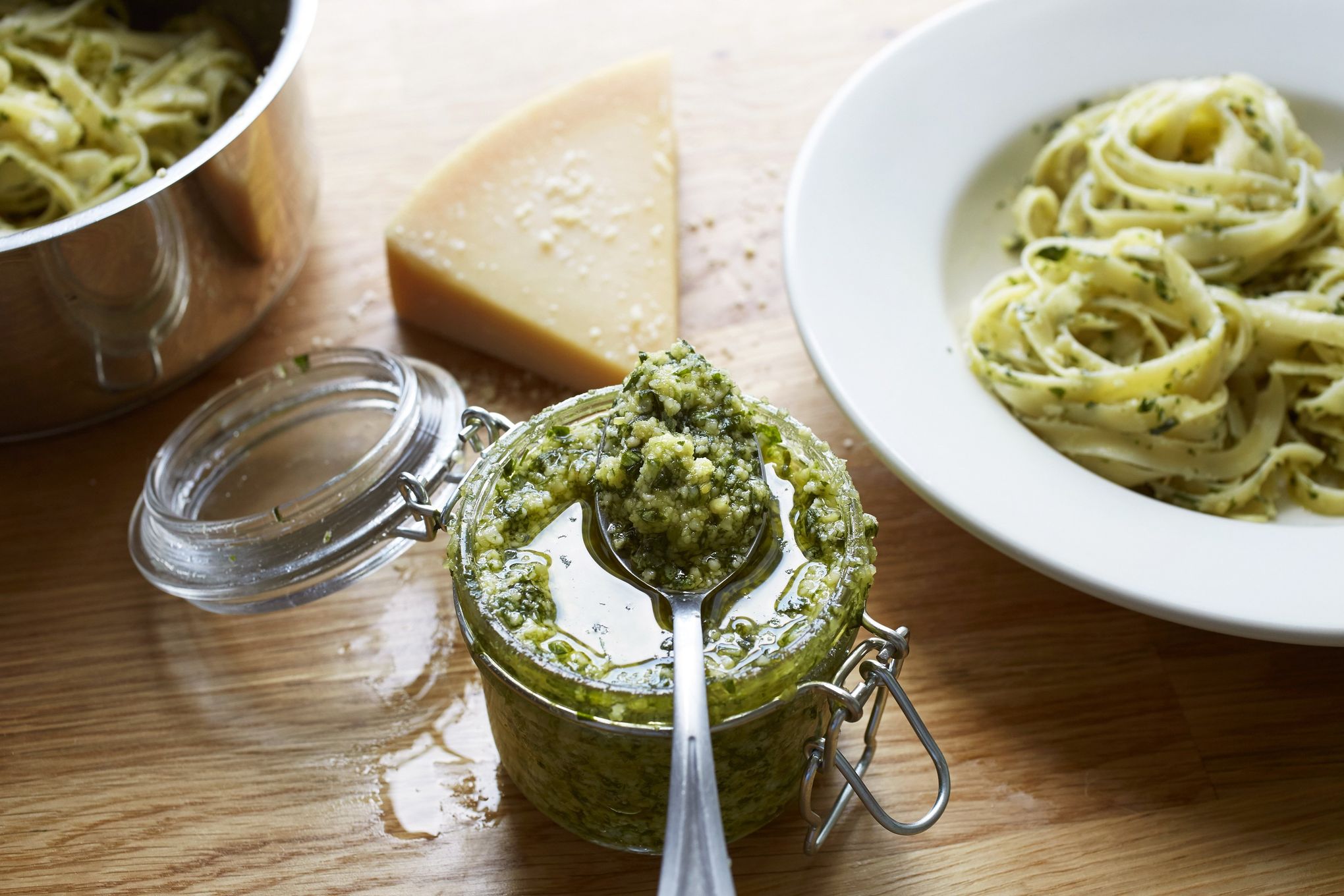 Песто это. Соус песто. Pesto соус. Соус песто томатный. Соус песто с пармезаном.