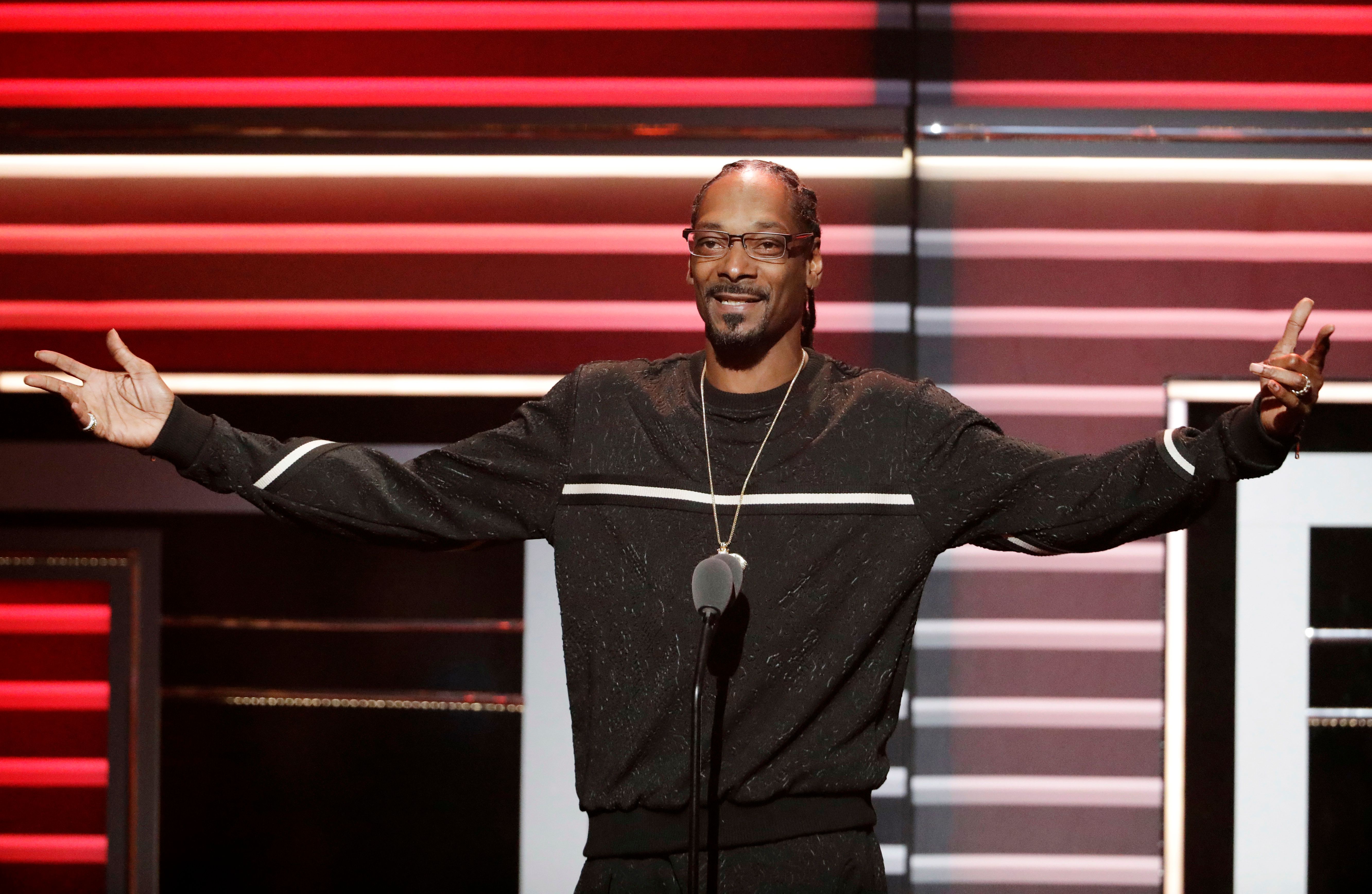 Snoop Dogg honored in politically charged BET Hip-Hop Awards | The