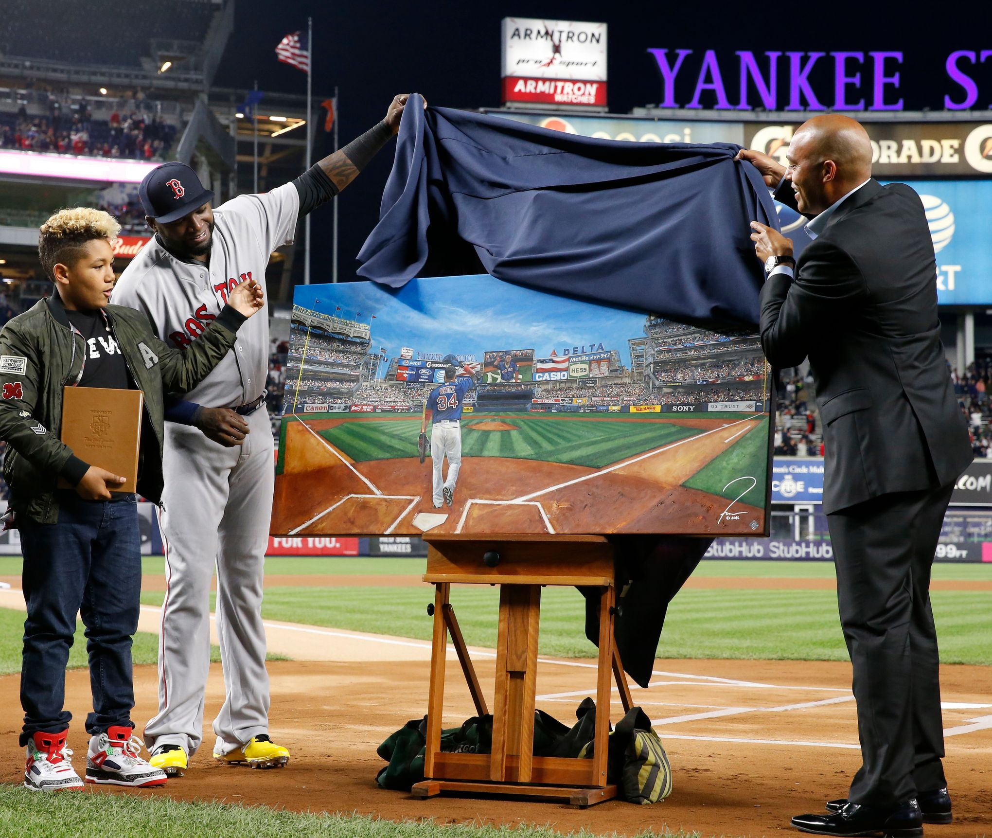 David Ortiz given standing ovation in Yankee Stadium finale