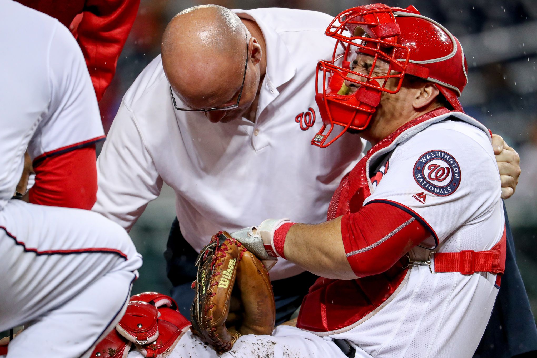 Bryce Harper leaves game with apparent left knee injury