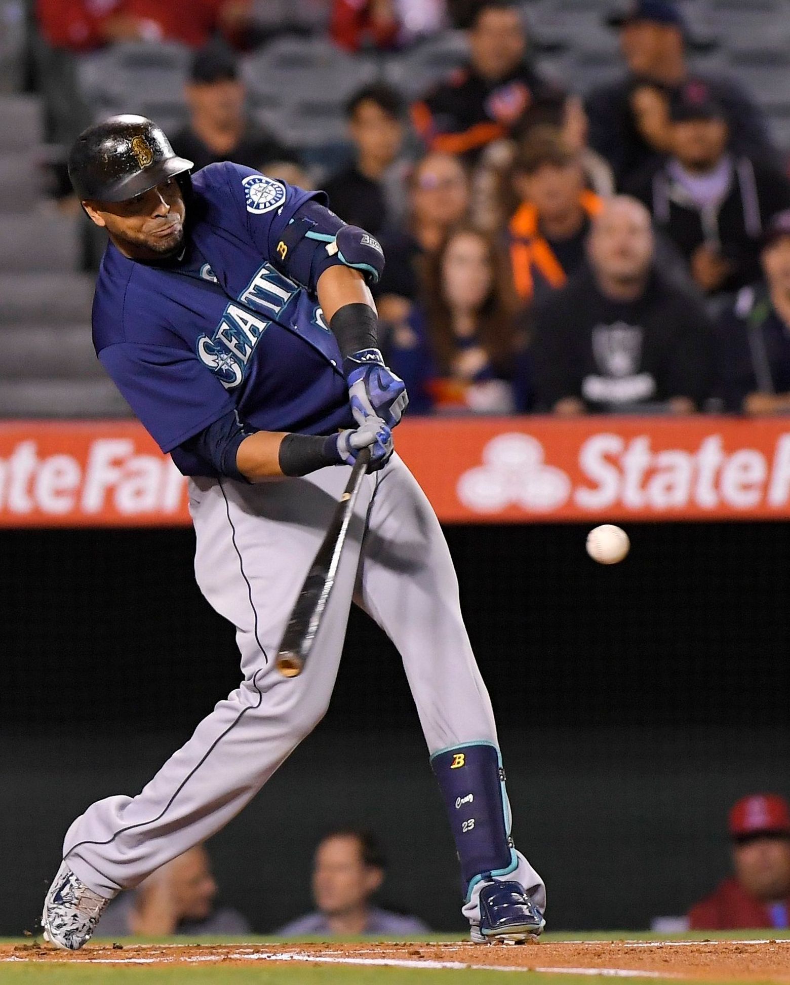 Mariners players, coaches ramp up campaign for Eugenio Suarez to