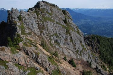 Teenager injured in 90-foot fall from Mount Si