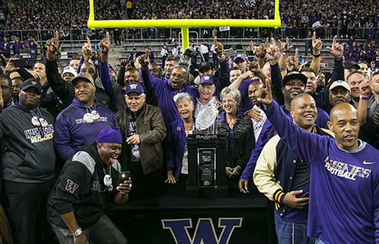 How many national championships does the Washington Huskies have? – Fan Arch