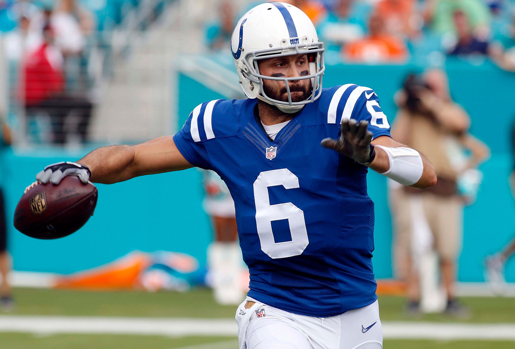 Cleveland Browns quarterback Charlie Whitehurst (15) looks to pass during  an NFL football game against the New England Patriots, Sunday, Oct. 9,  2016, in Cleveland. New England won 33-13. (AP Photo/David Richard