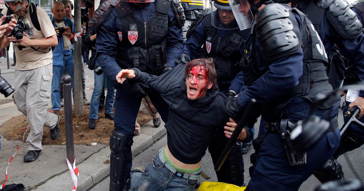 Louis Vuitton factory workers in France stage walkout demanding higher pay,  protesting against changes in working hours — TFR