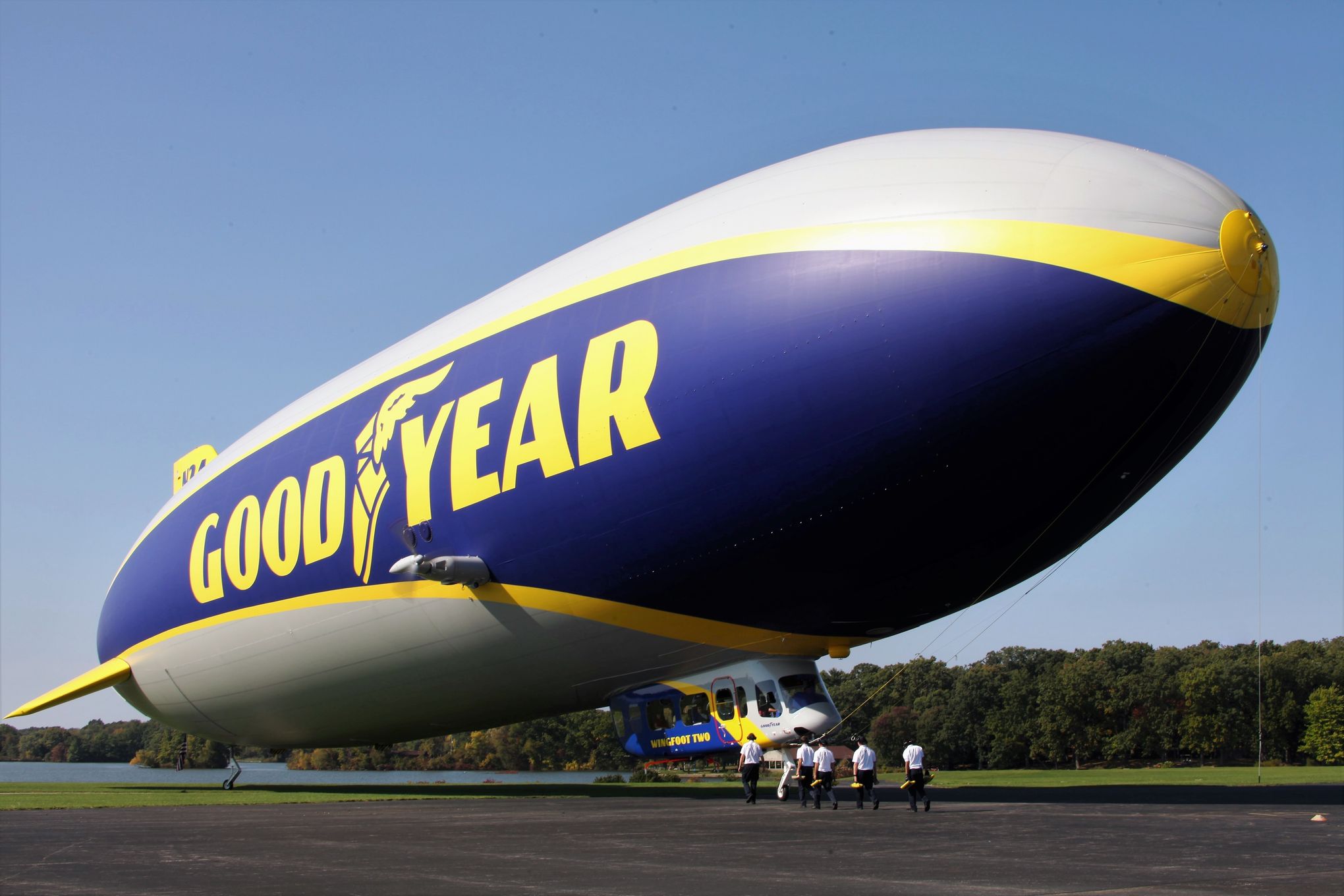 Мон синий дирижабль. Goodyear Blimp. Дирижабль Goodyear. Блимп дирижабль. Goodyear logo дирижабль.