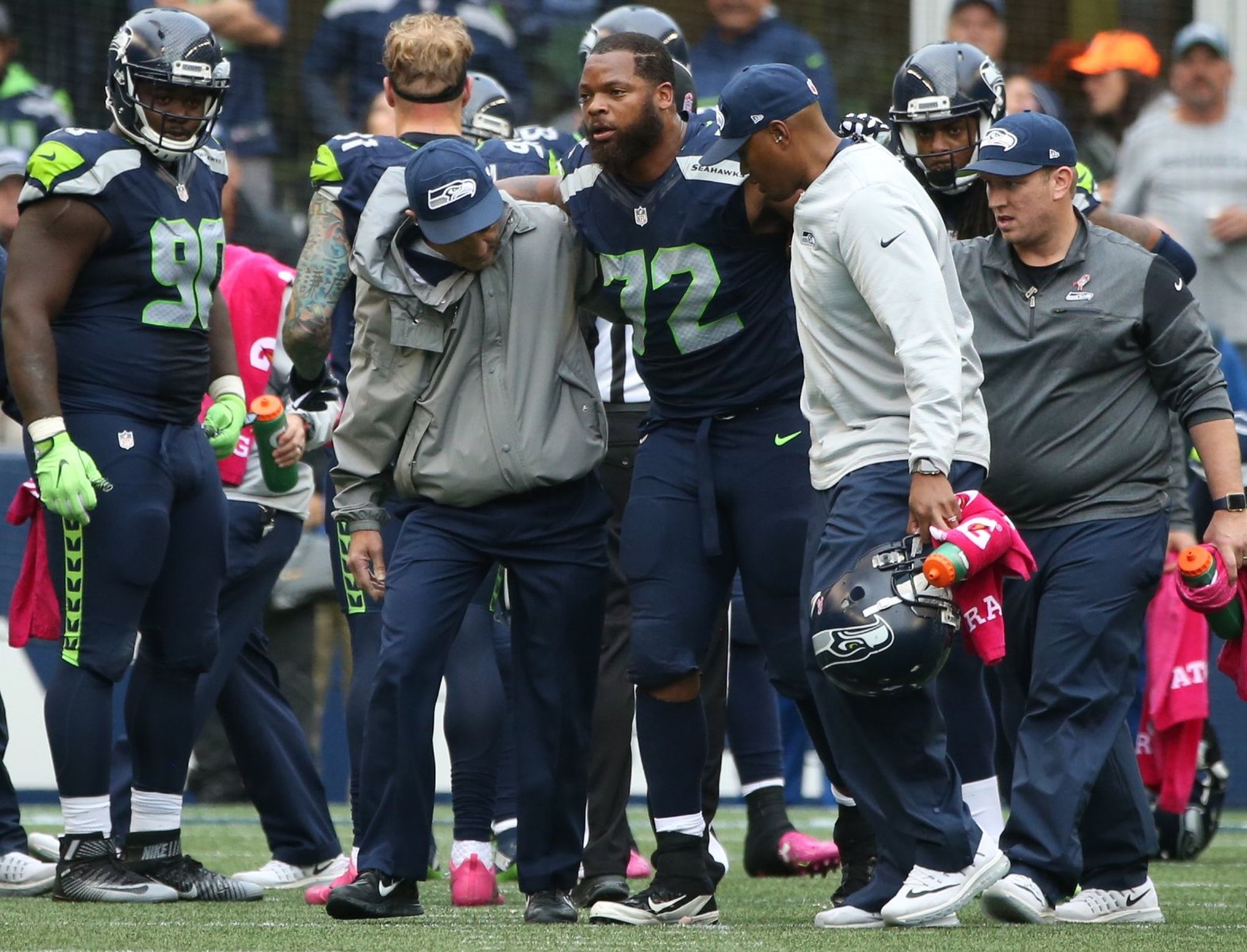 Seahawks' Michael Bennett leaves game with knee injury