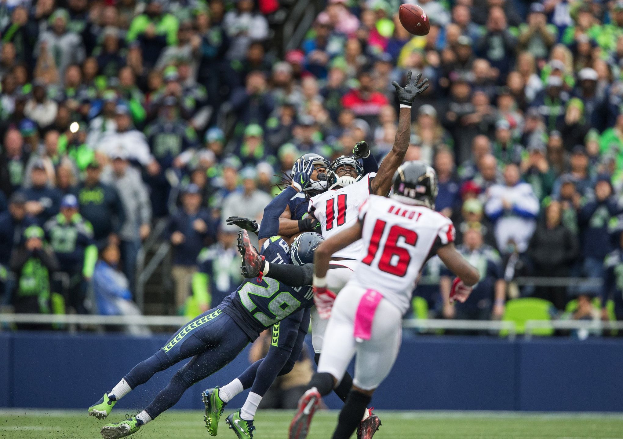 Seahawks' Cliff Avril makes good on Haiti pledge with two sacks vs