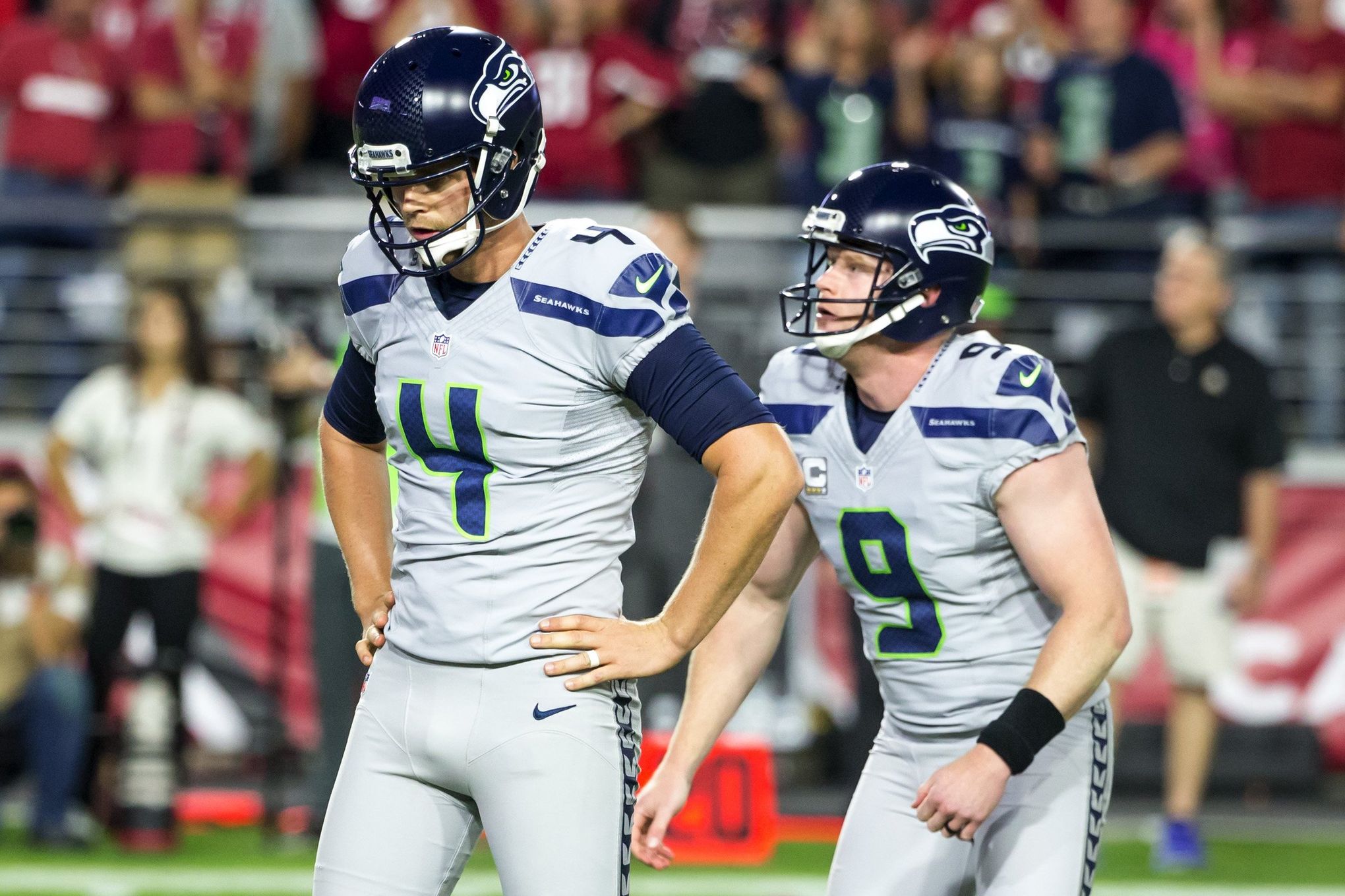 Seattle Seahawks kicker Steven Hauschka warms up before playing the St.  Louis Rams in an NFL football game, Sunday, Dec. 29, 2013, in Seattle. (AP  Photo/Elaine Thompson Stock Photo - Alamy