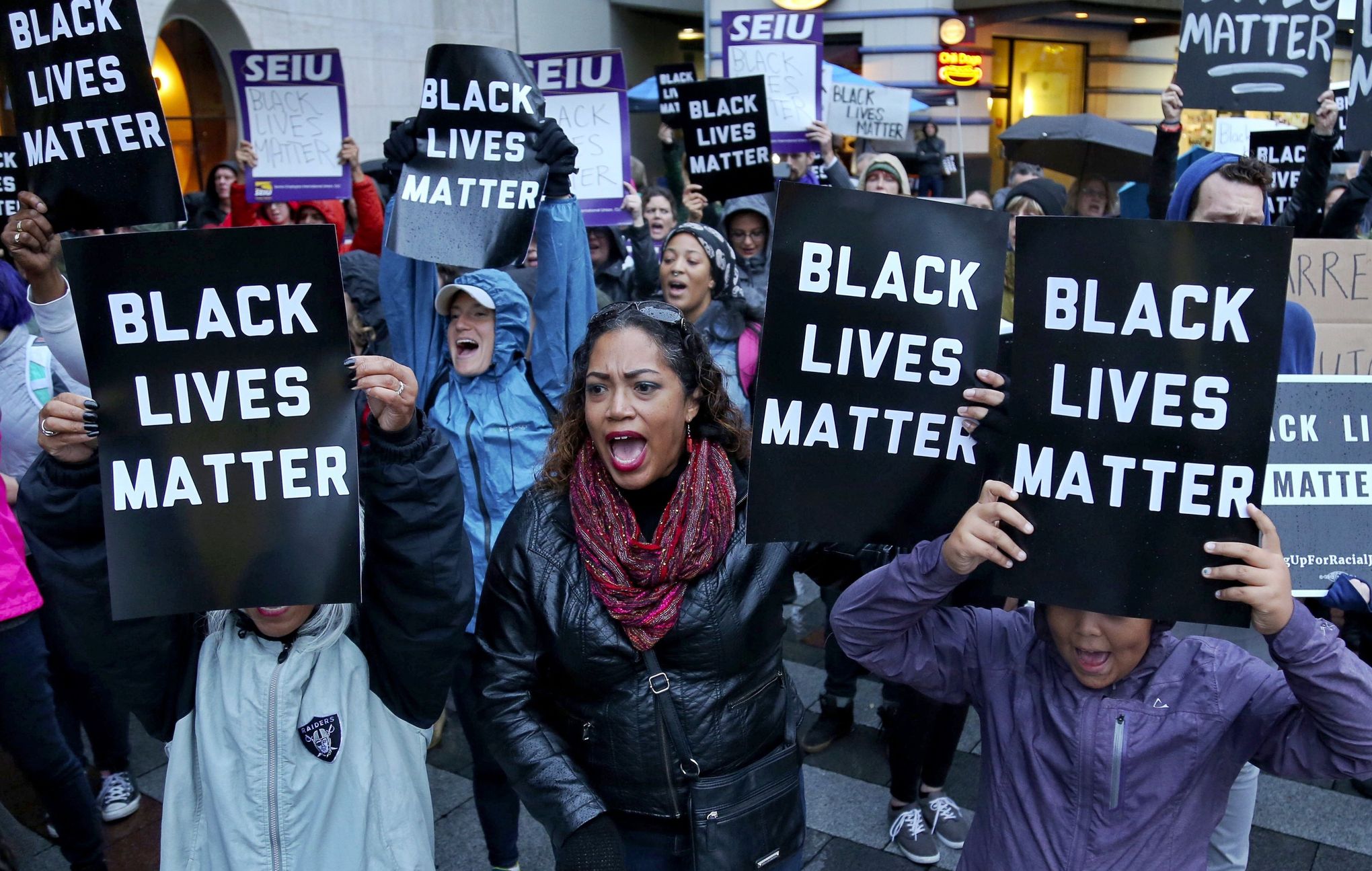 Black living matter перевод. Блэк лайф Меттер. Движение Black Lives matter. Анти Black Lives matter. Движением Black Lives matter (Blm).