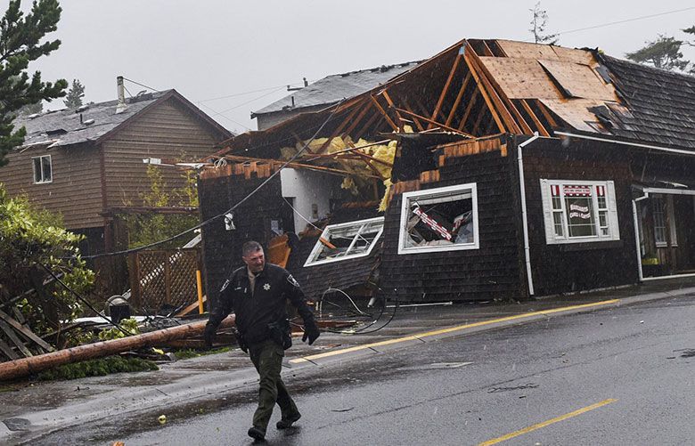 ‘Debris flying everywhere’ as tornado touches down in Manzanita, Oregon ...