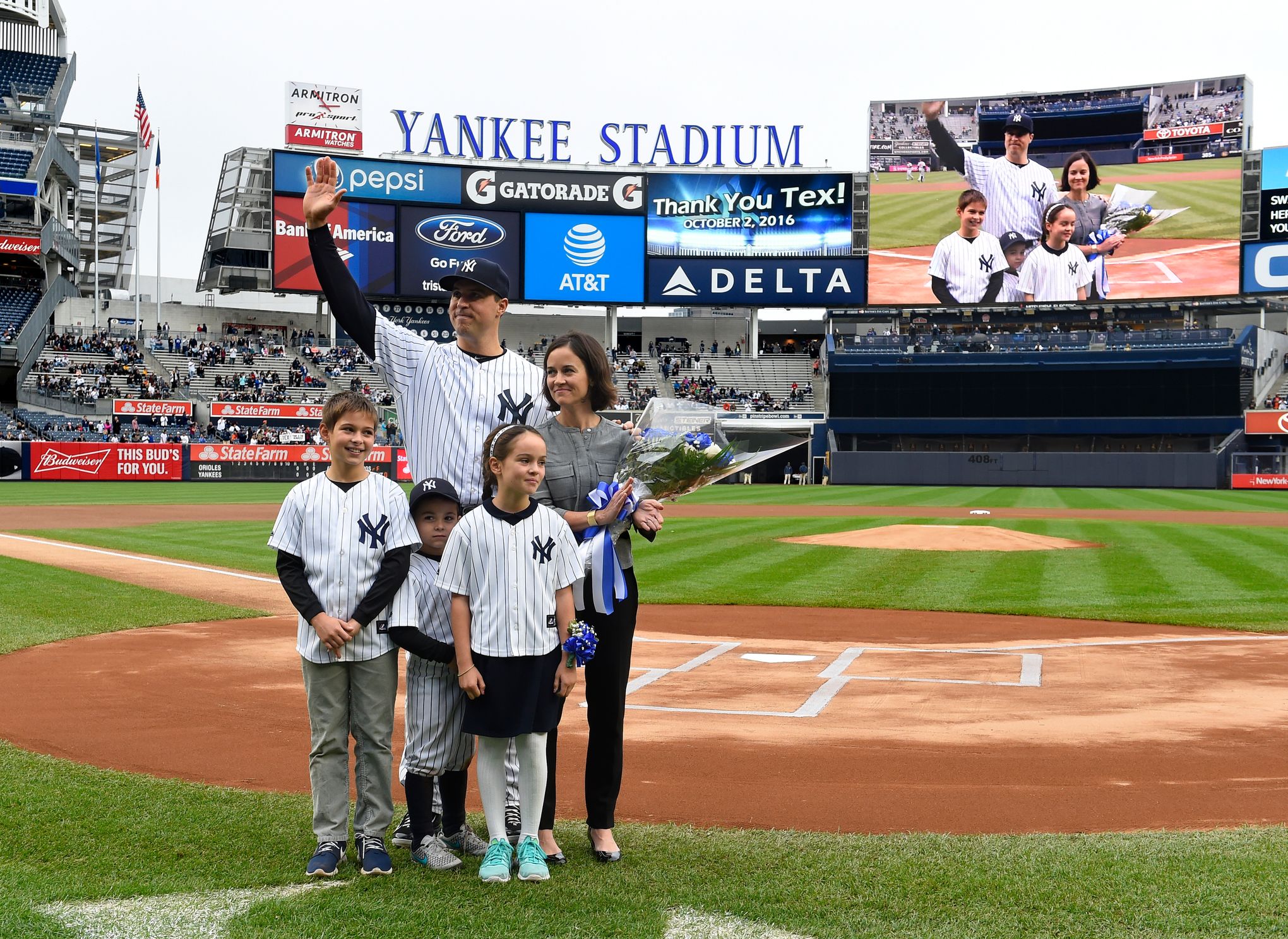 Retiring Mark Teixeira honored by Yankees before final game