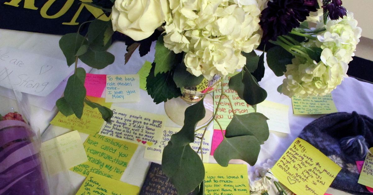Students create memorial for students killed in crash | The Seattle Times