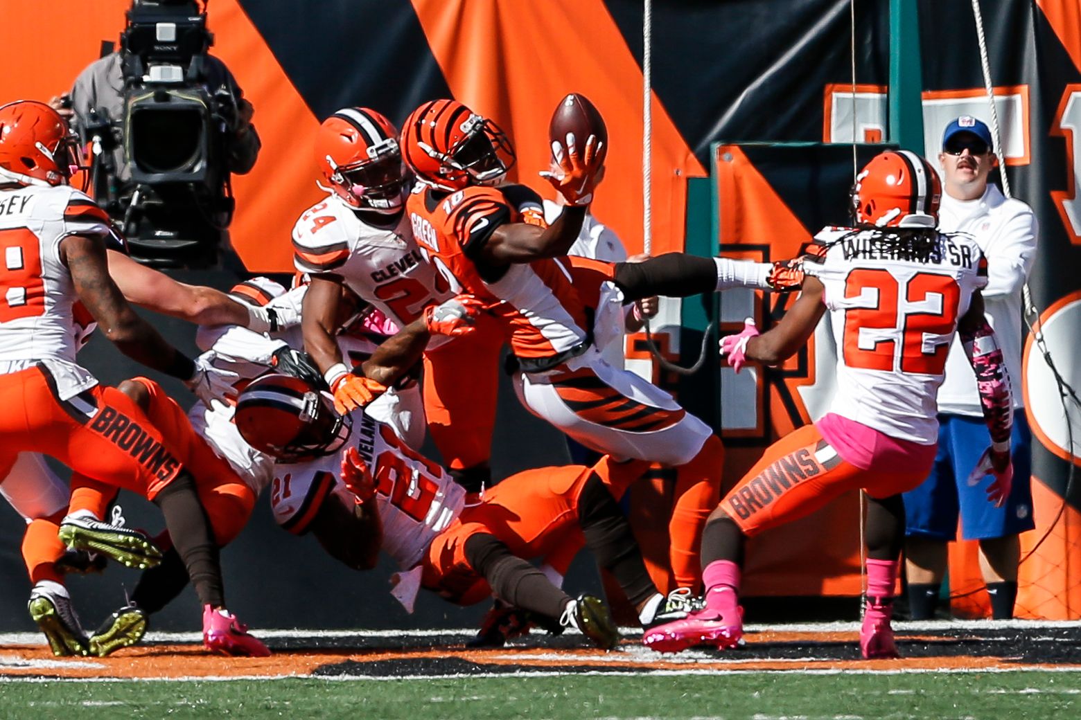 A.J. Green Makes Incredible One-Handed Juggling Hail Mary TD Catch