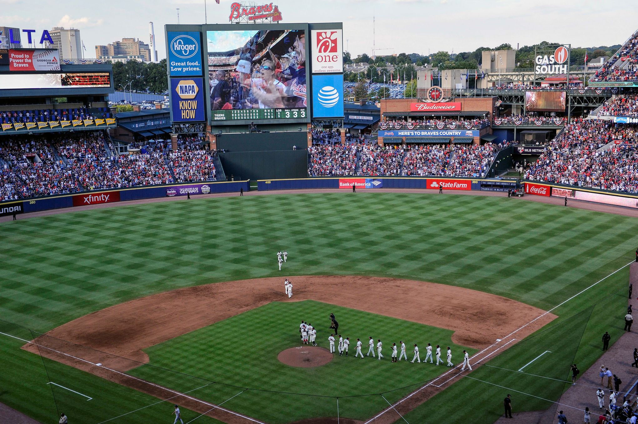 Braves give Turner Field a rousing send-off in final game