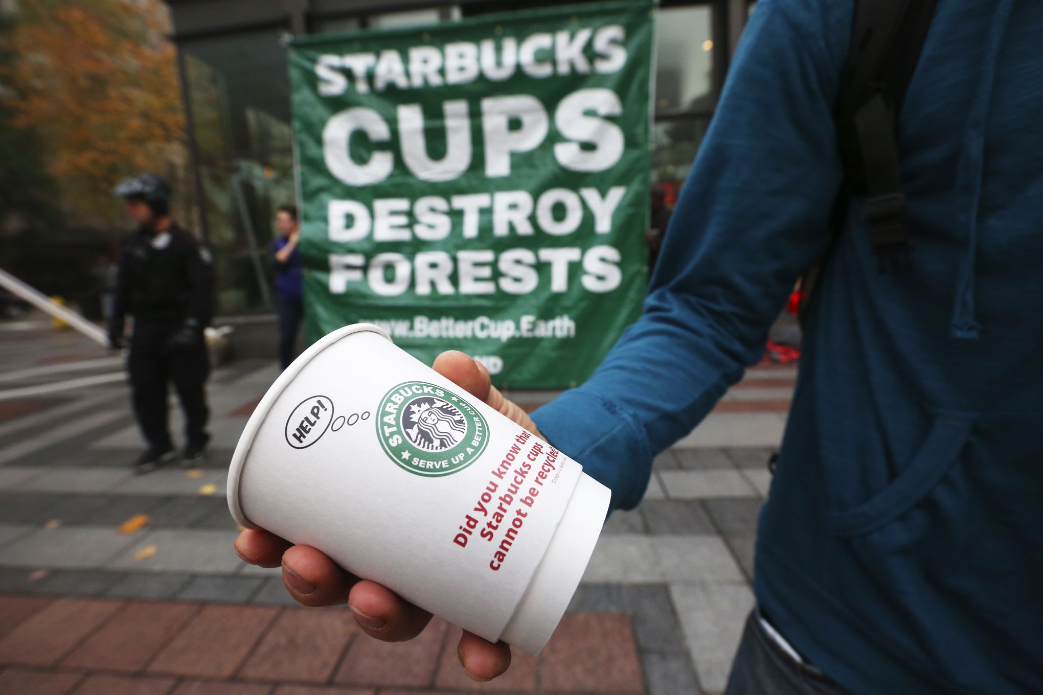 Starbucks expands reusable cups