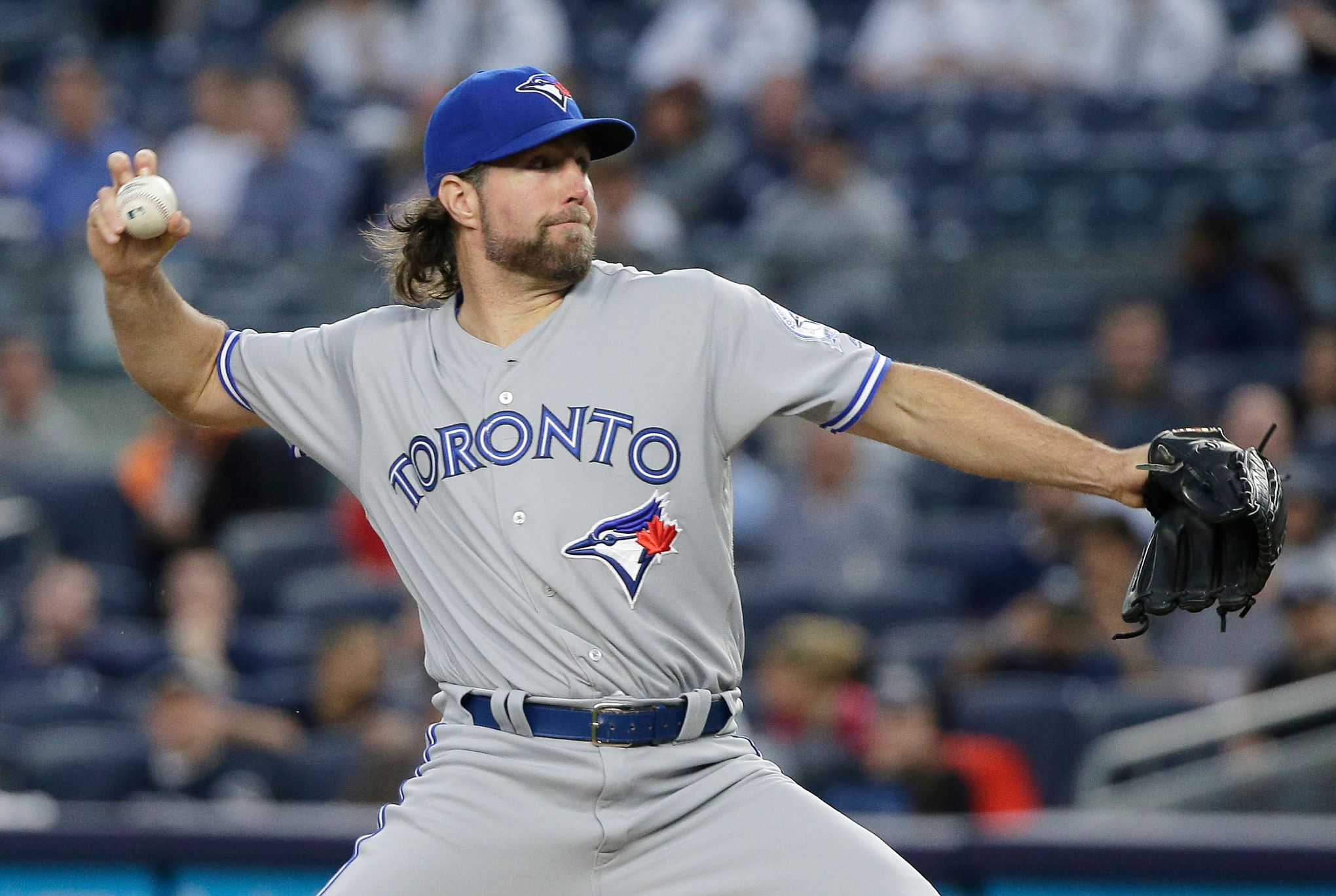 RA Dickey agrees to $8M deal with Braves