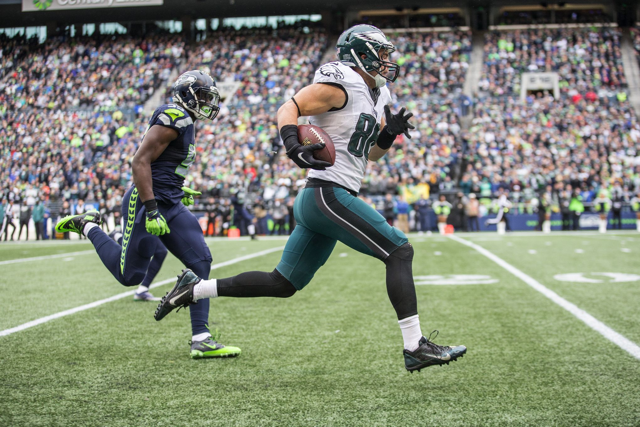 Zach Ertz didn't waste any time getting to know his new teammates