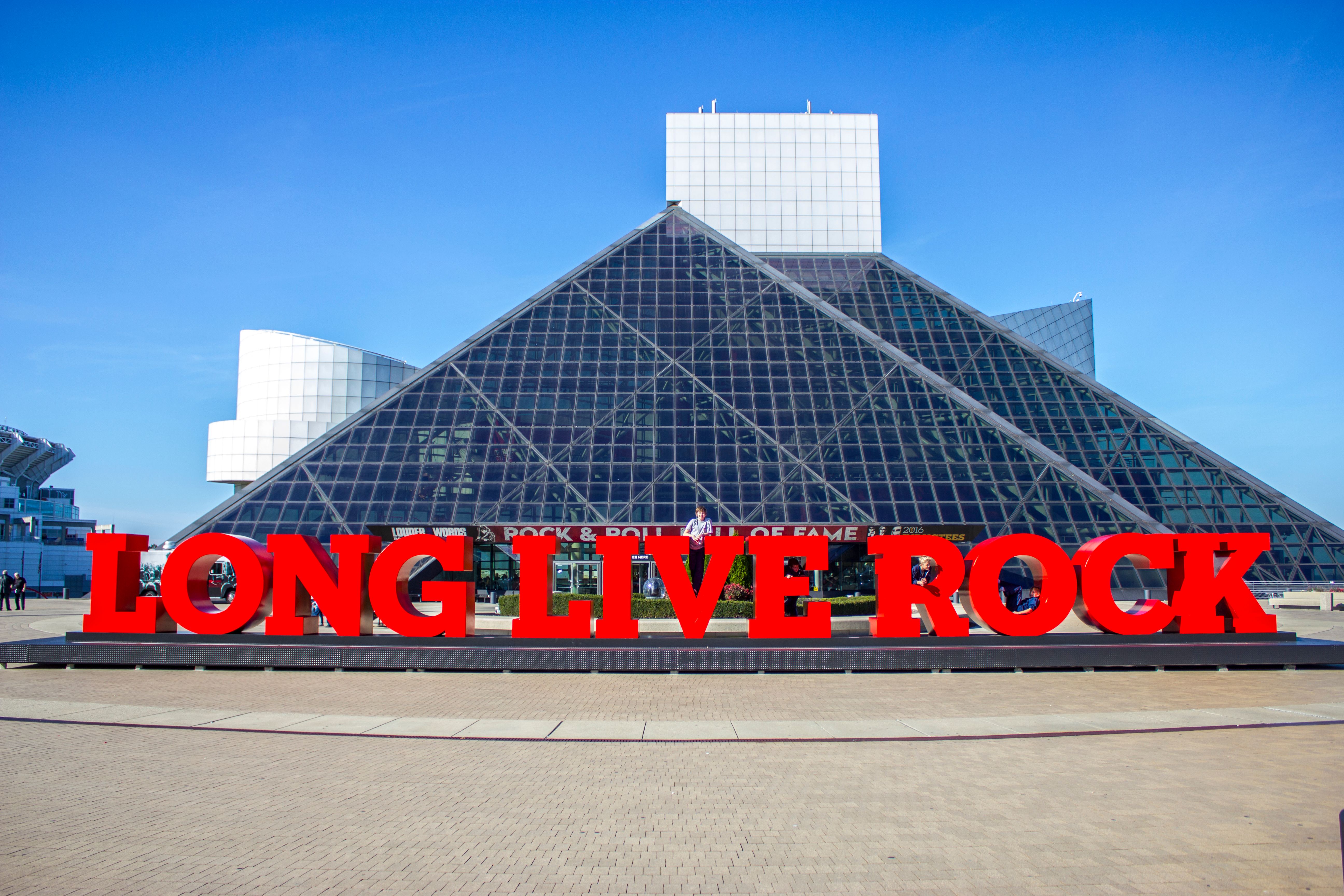 'Long Live Rock' sign unveiled at Rock and Roll Hall of Fame | The Seattle  Times