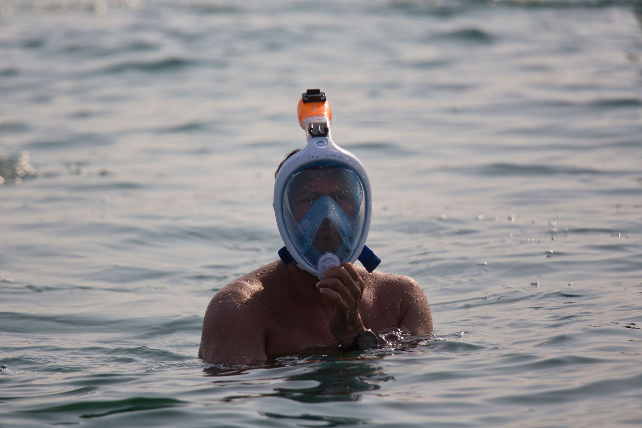 Look he is swimming. Dead Sea исполнитель.