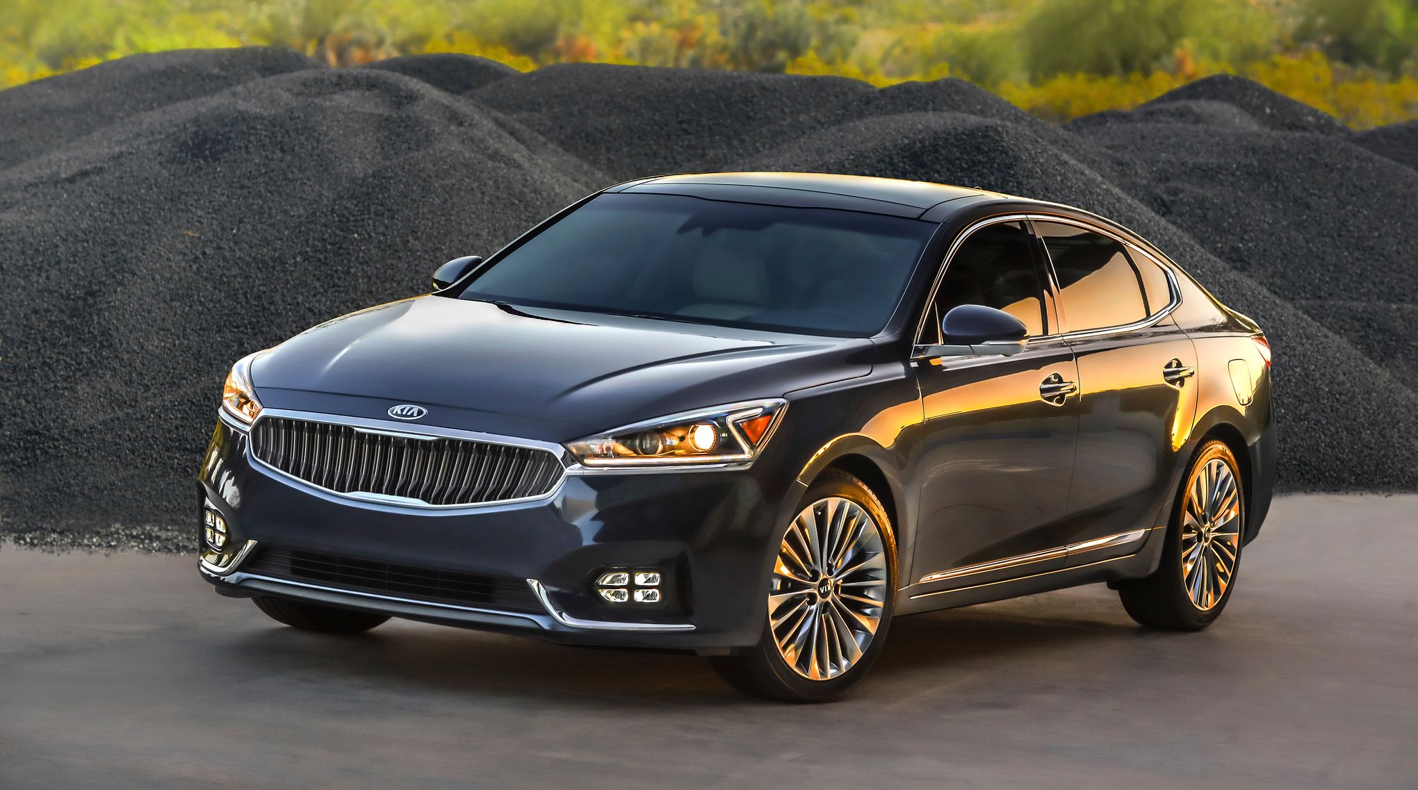 For a classy ride, 2017 Kia Cadenza delivers