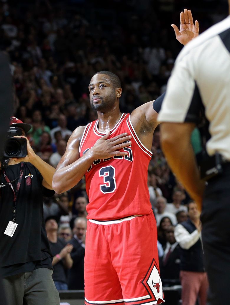 Dwyane Wade gets huge ovation in first game back with Heat