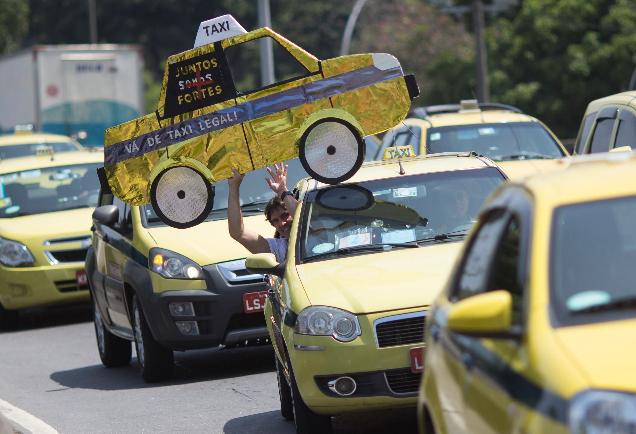 Uber looks to dominate in Brazil while taxis push to ban app