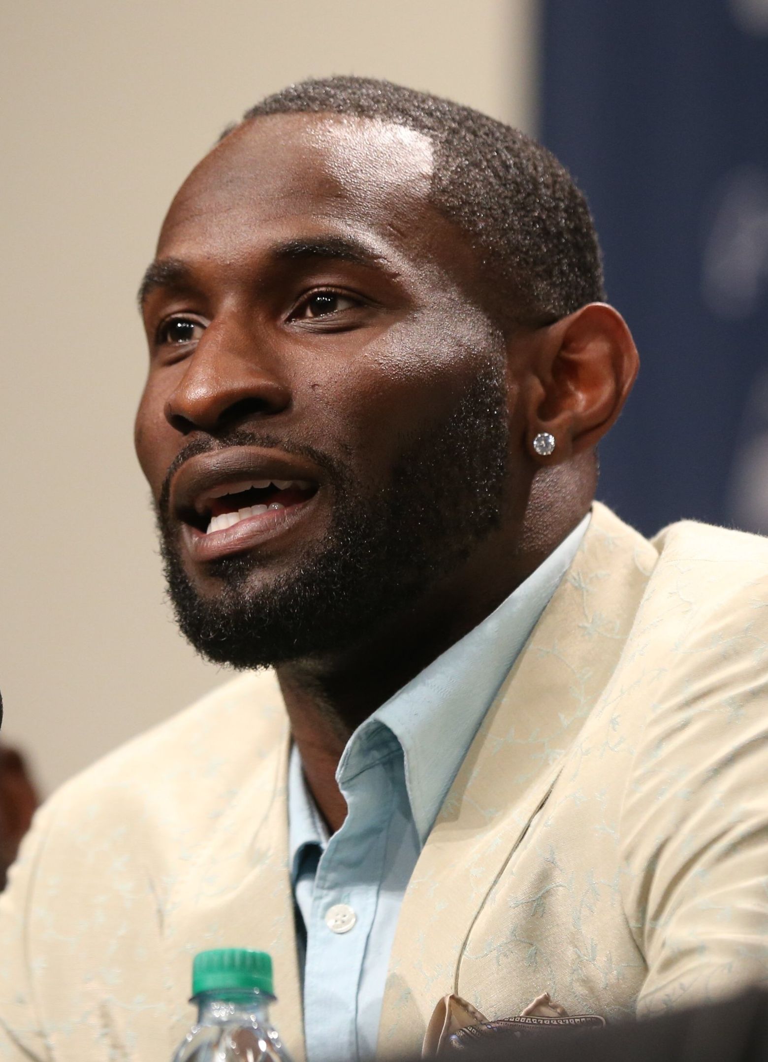 Former NFL player Ricardo Lockette speaks to students in Calhoun Co.