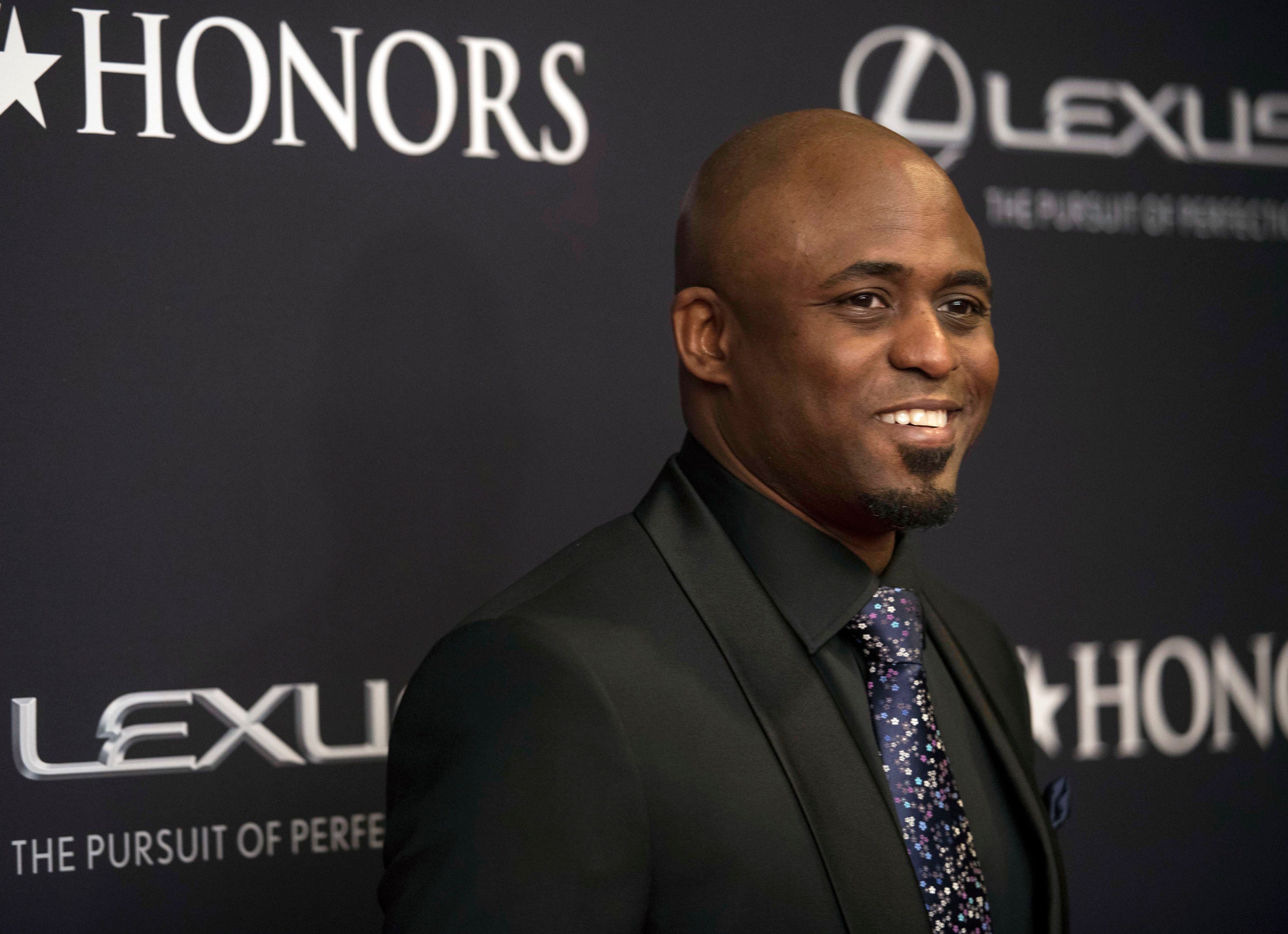 Wayne Brady hurts leg during Hamilton returns to stage The