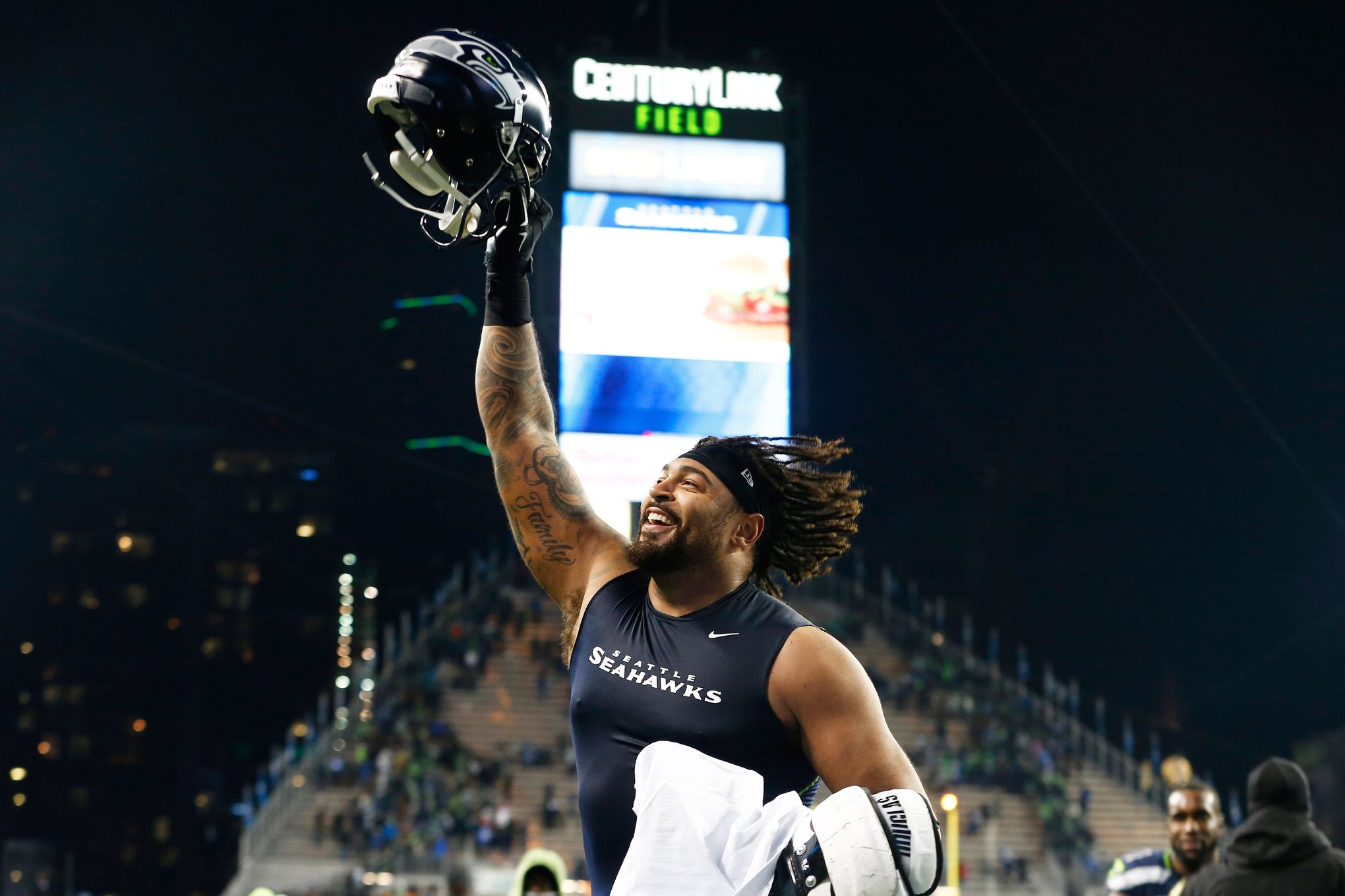 Rawls runs for 106 yards, 2 TDs in Seahawks 40-7 blowout of