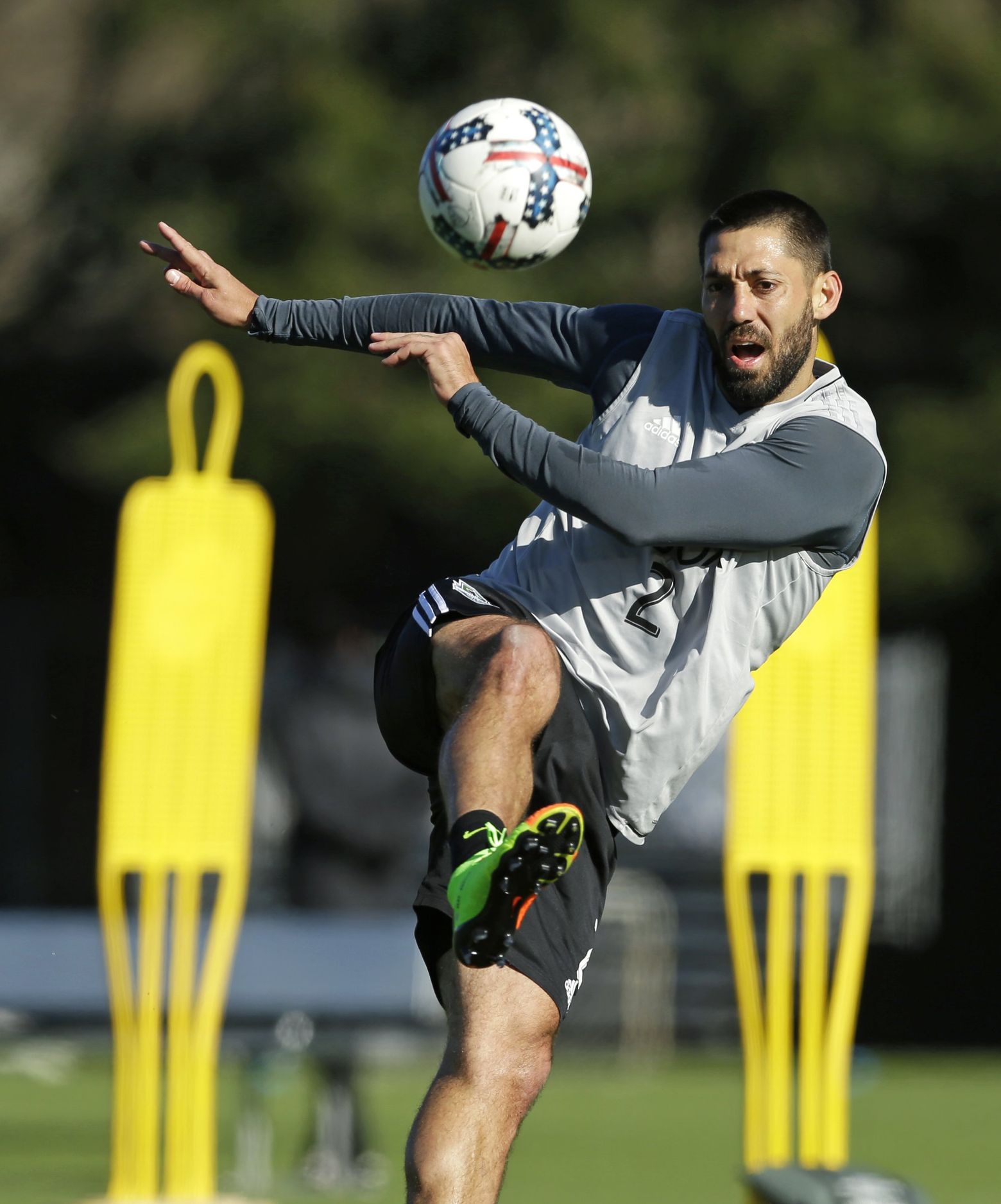 Clint Dempsey cleared to play again after heart problems, Seattle Sounders