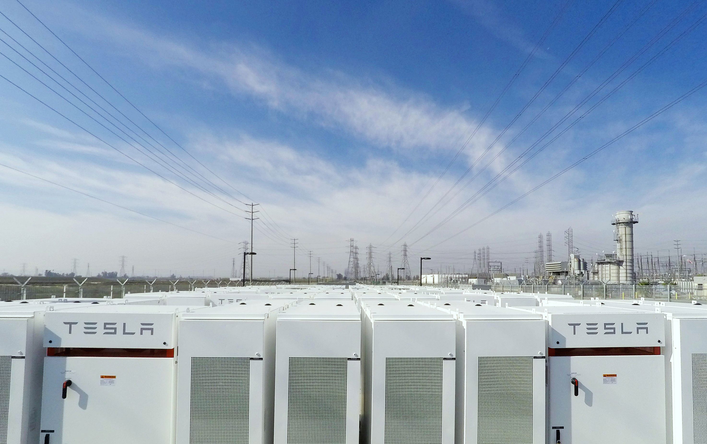 Tesla deals grid battery