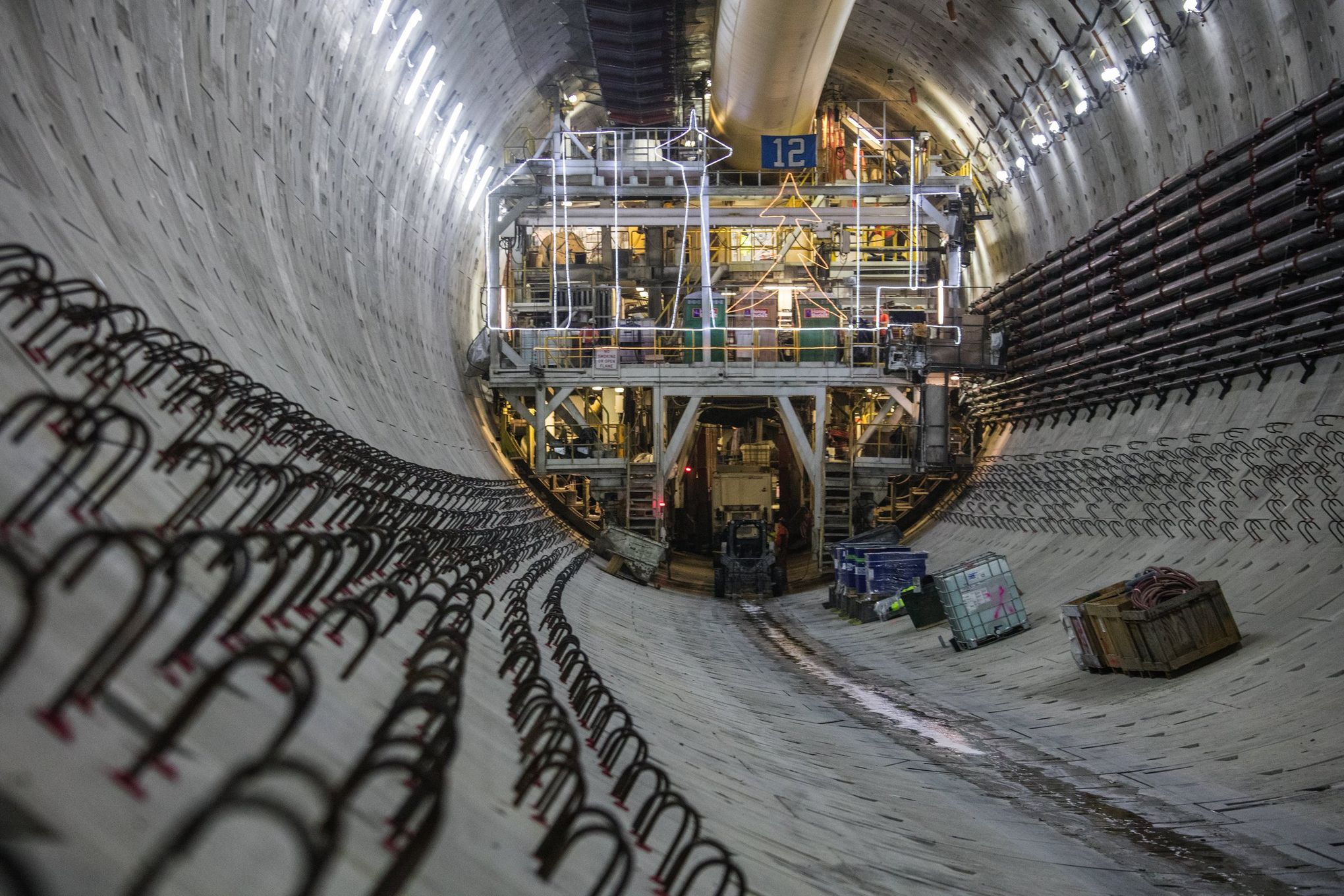 Tunnel bore. Туннелепроходческая машина Bertha. Машина для прокладки тоннелей. Гусеничные машины для прокладки тоннелей. Тоннель 2016.