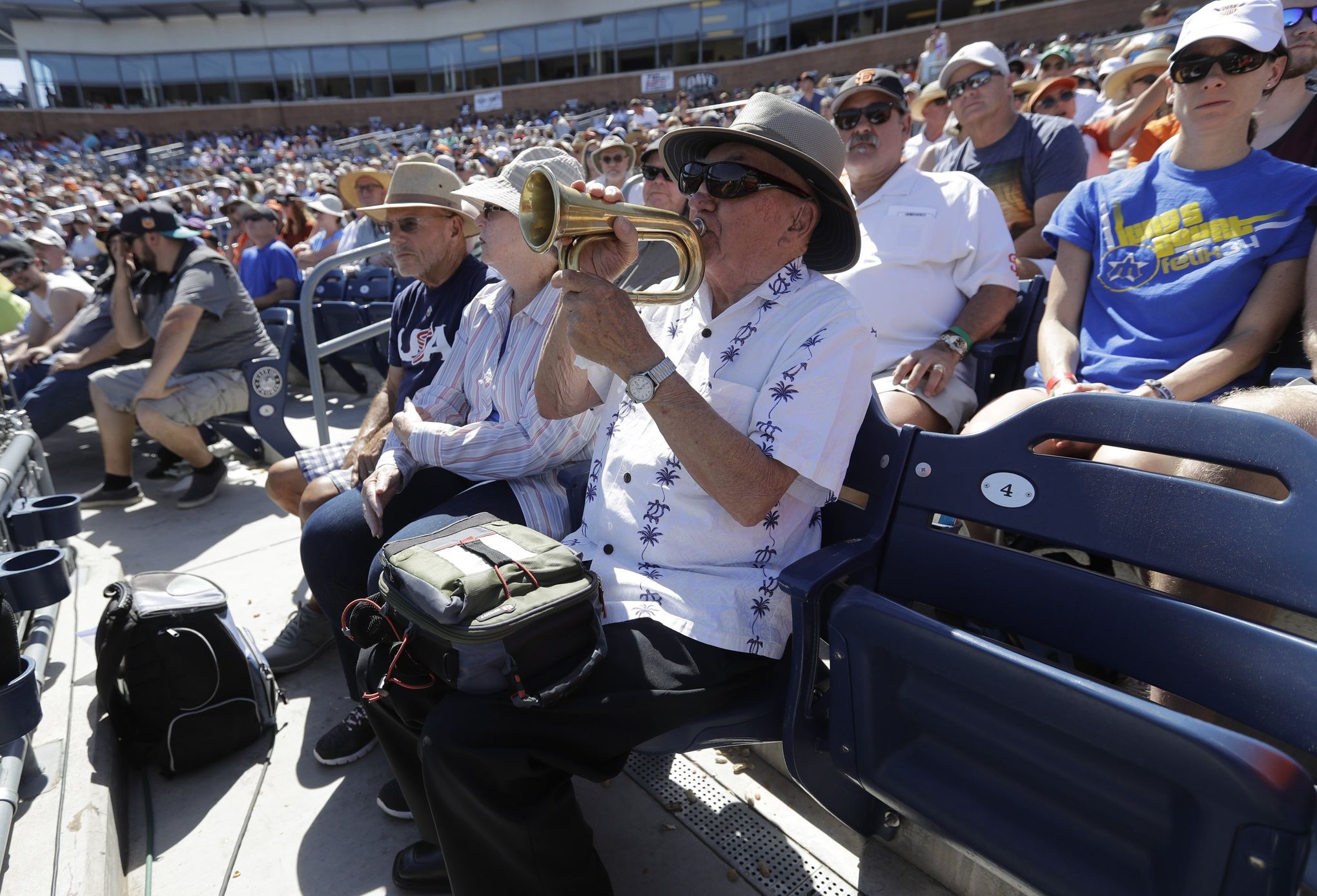 Fans, MLB players dish on autograph etiquette at 2023 spring training