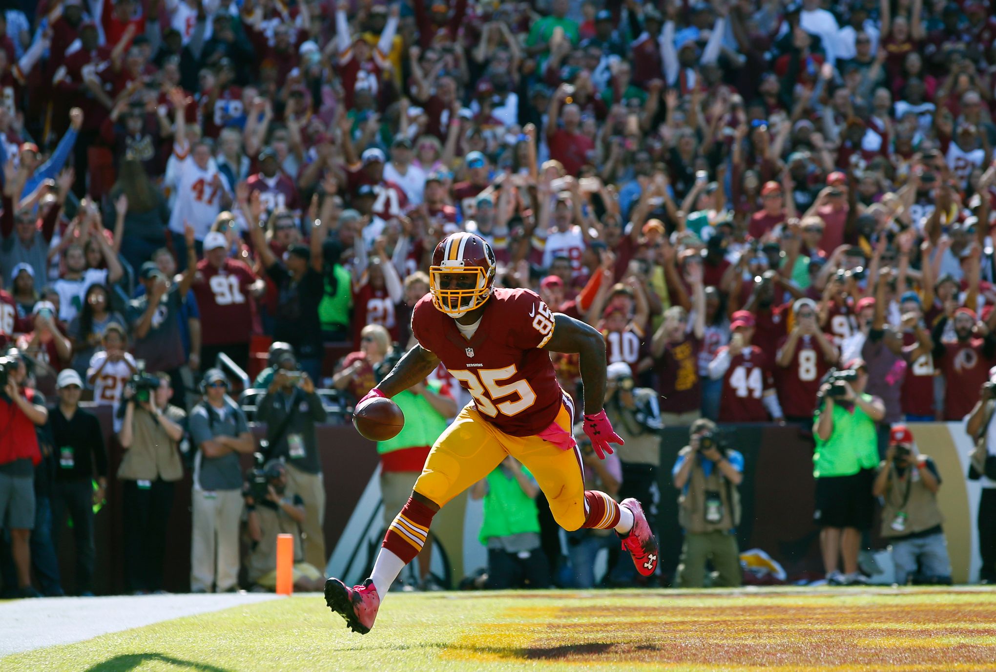 Redskins re-sign tight end Vernon Davis to 3-year contract