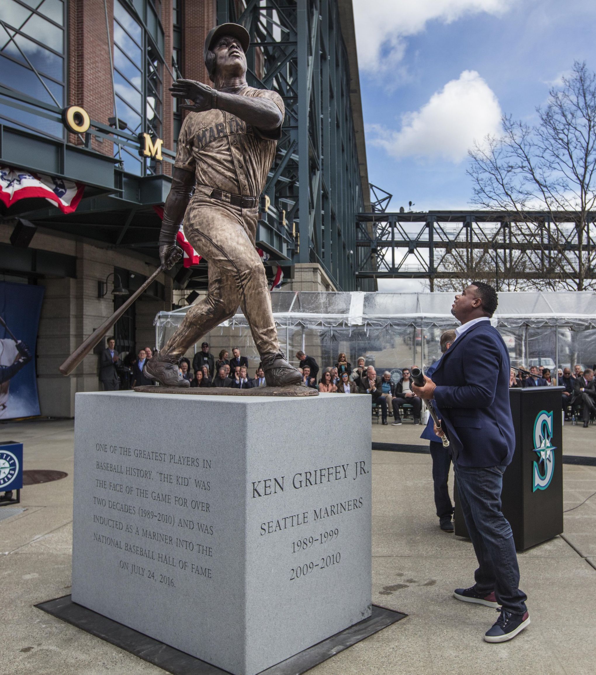 Mariners unveil statue for Edgar Martinez