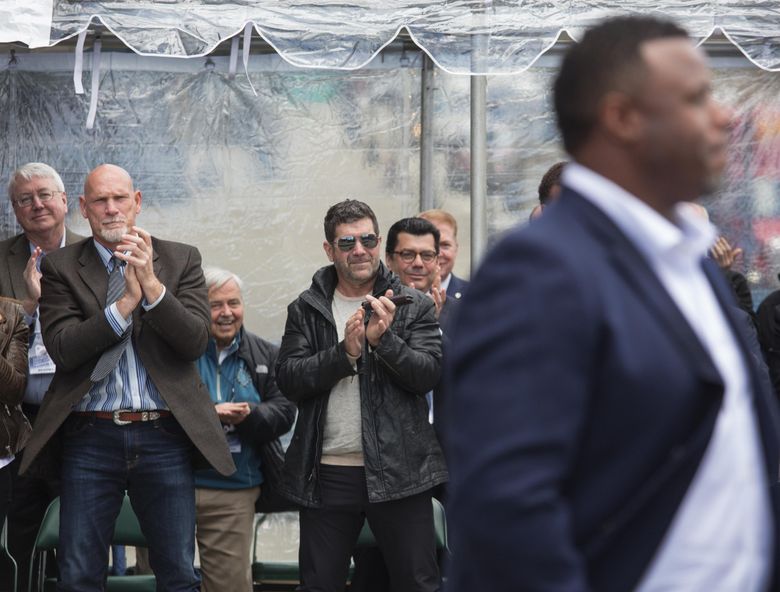 Mariners unveil statue of Ken Griffey Jr. at Safeco Field