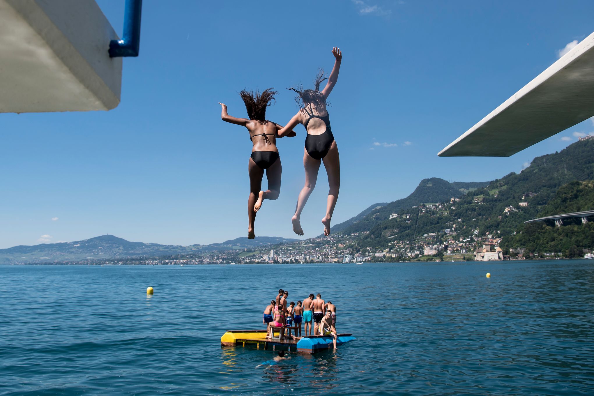 Geneva OKs bare-breasted swimming for women