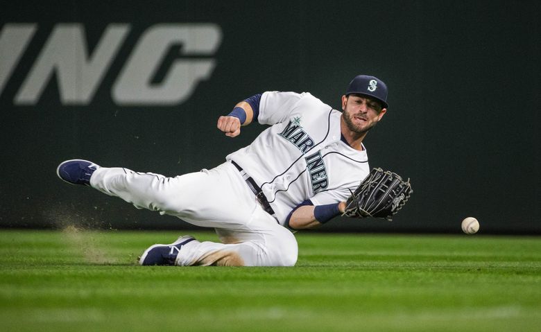 Evan Gattis flies out to right fielder Mitch Haniger.