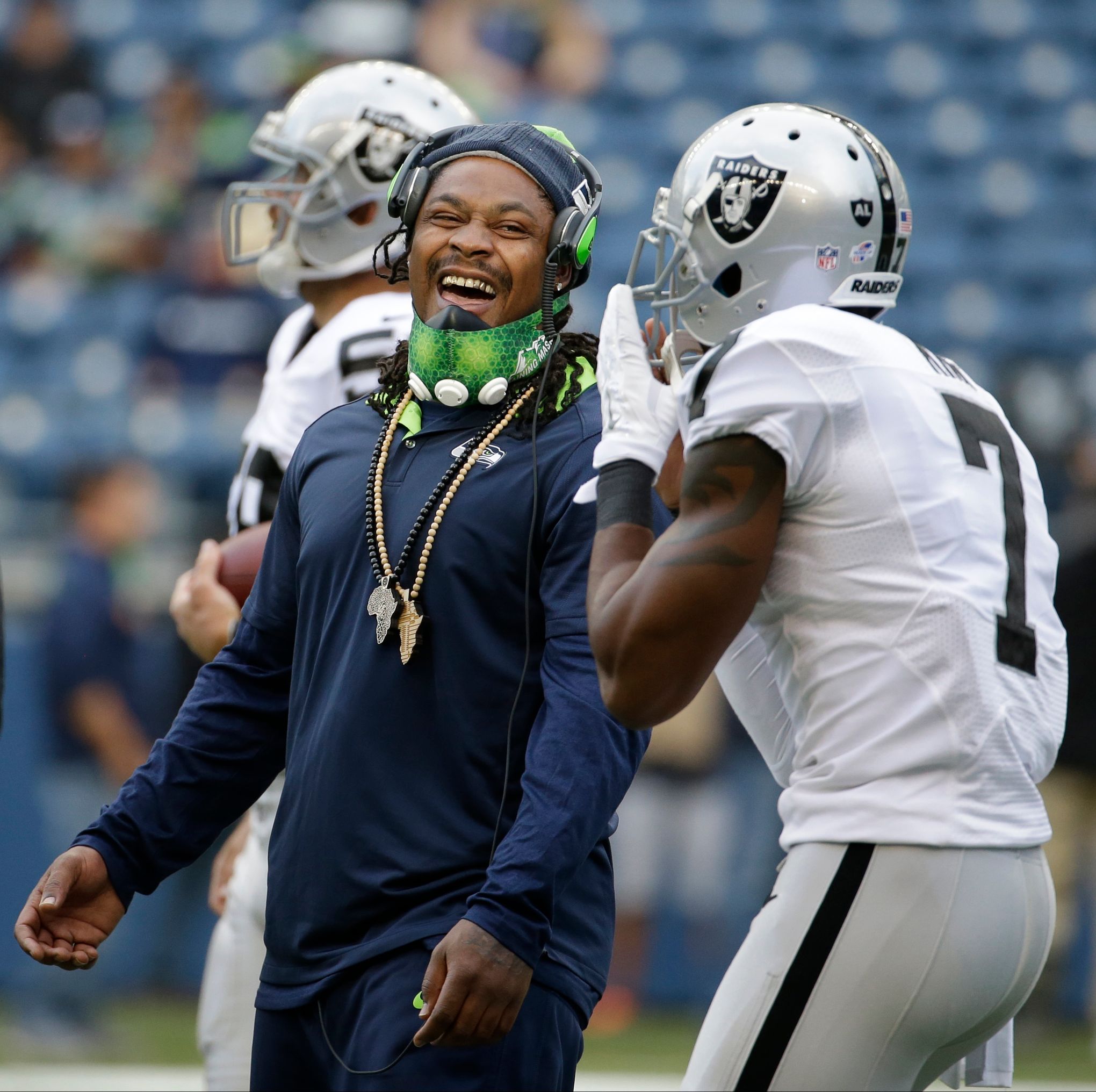 Marshawn Lynch embraces 'daddy' role with younger Raiders running backs 